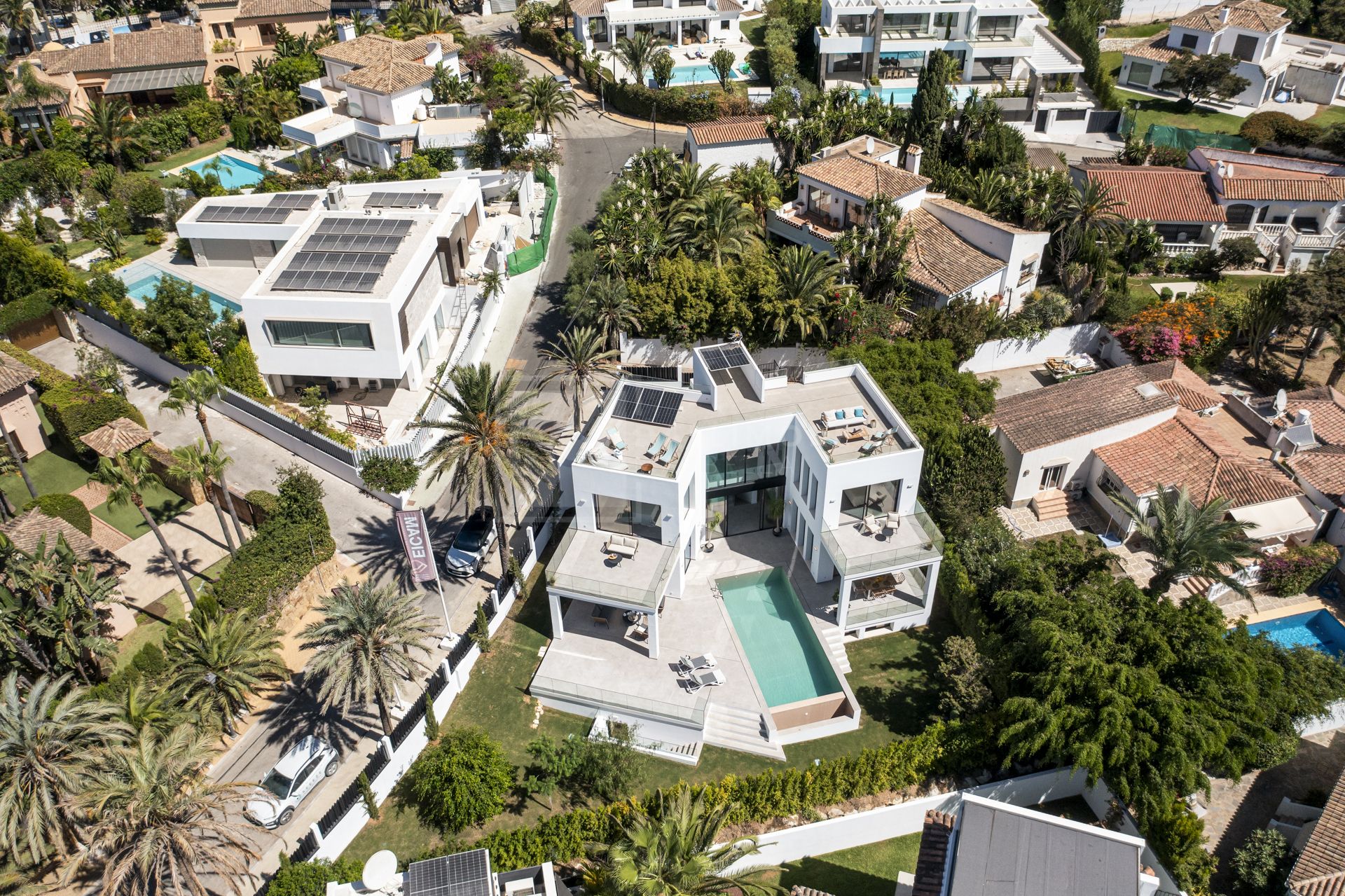 VILLA NUEVA JUNTO A LA PLAYA EN MARBESA