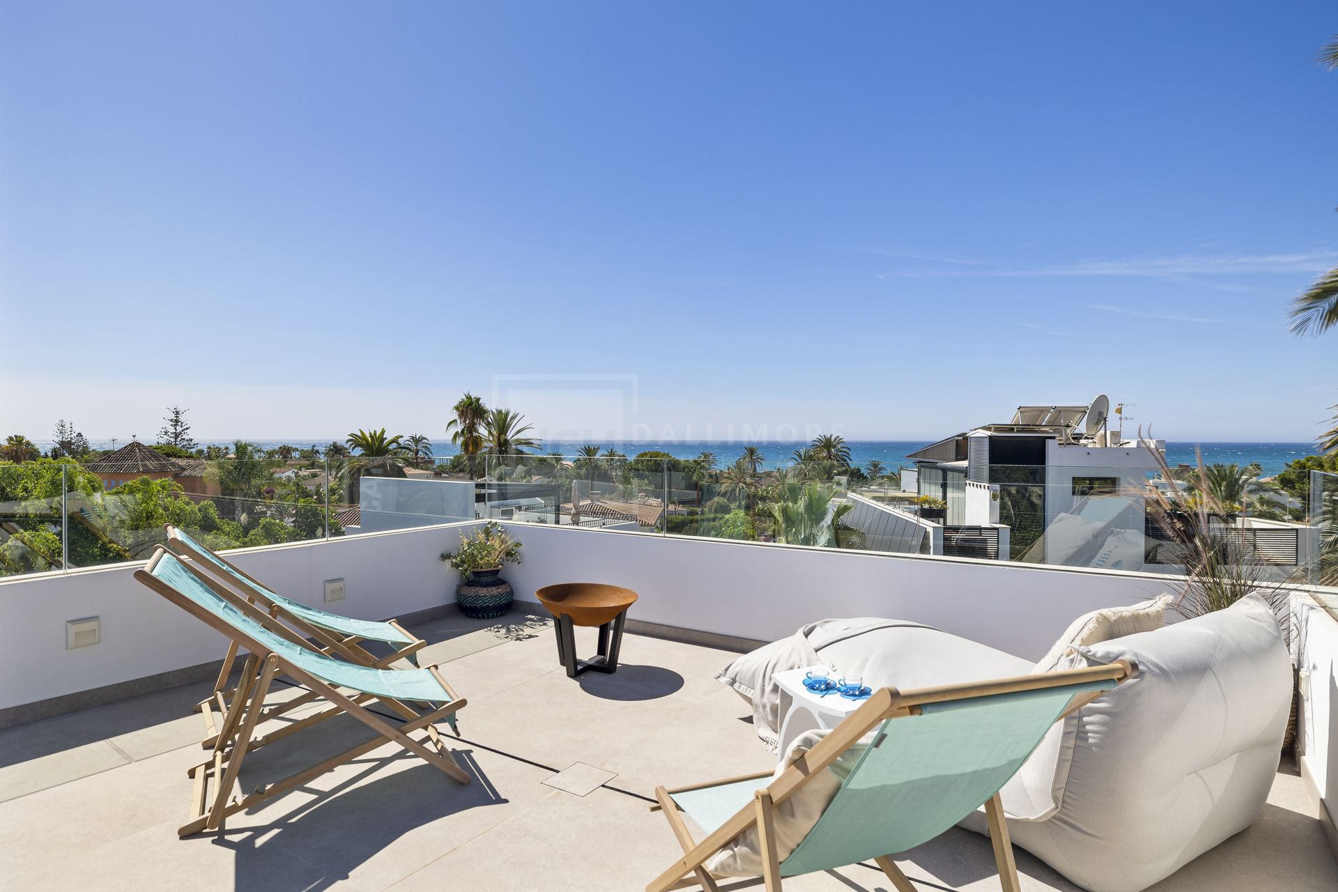 VILLA NUEVA JUNTO A LA PLAYA EN MARBESA