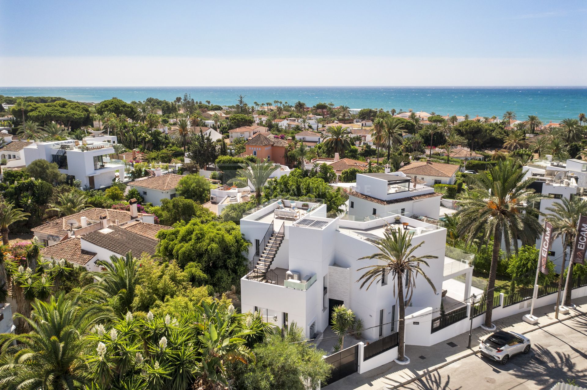 VILLA NUEVA JUNTO A LA PLAYA EN MARBESA