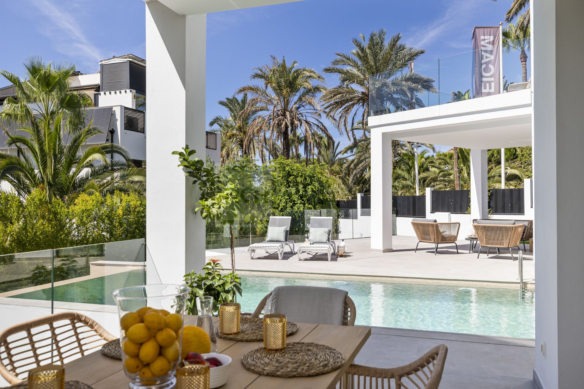 VILLA NUEVA JUNTO A LA PLAYA EN MARBESA