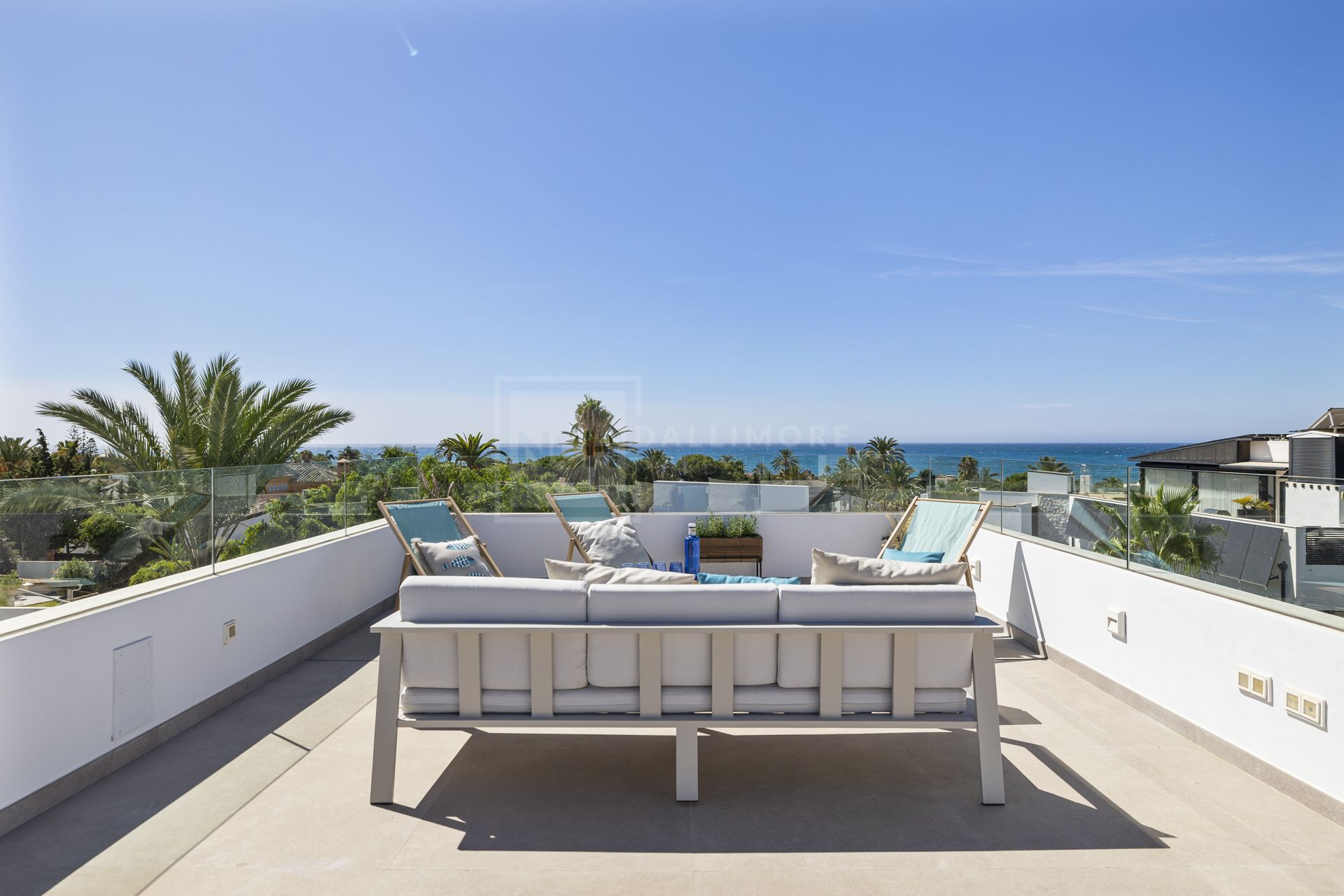 VILLA NUEVA JUNTO A LA PLAYA EN MARBESA