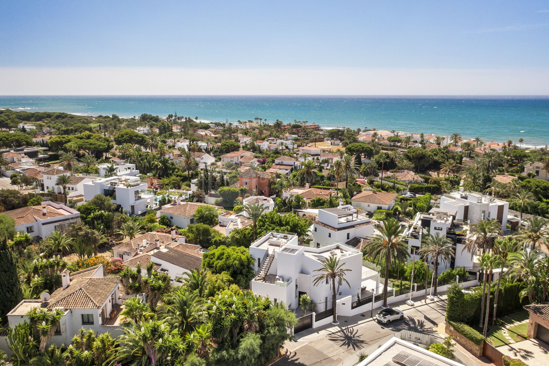 VILLA NUEVA JUNTO A LA PLAYA EN MARBESA