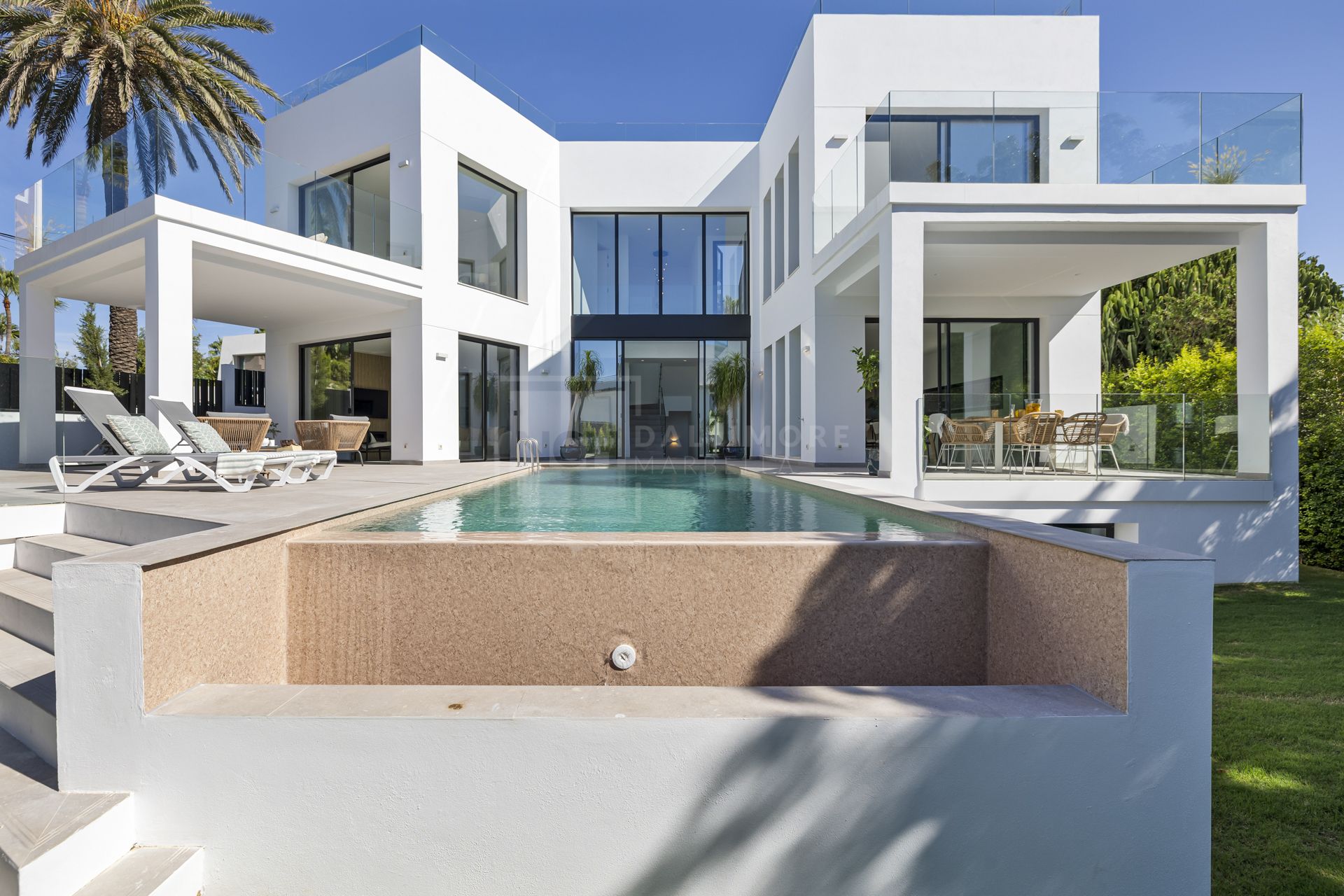 VILLA NUEVA JUNTO A LA PLAYA EN MARBESA