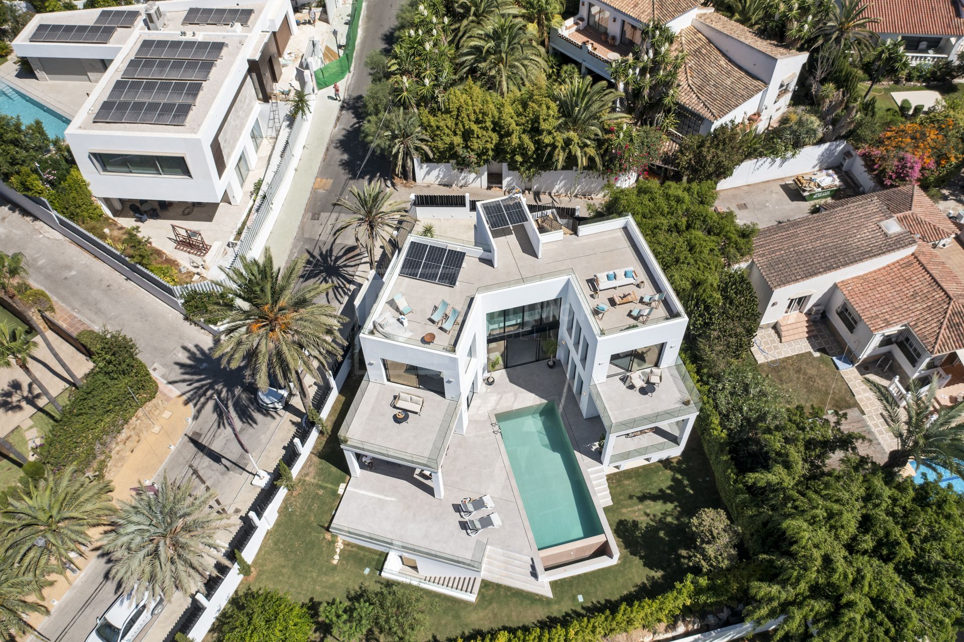 VILLA NUEVA JUNTO A LA PLAYA EN MARBESA