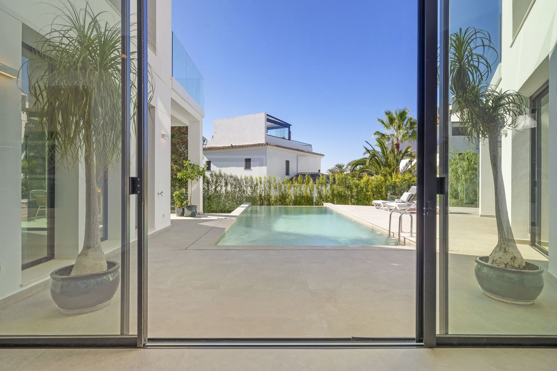 VILLA NUEVA JUNTO A LA PLAYA EN MARBESA