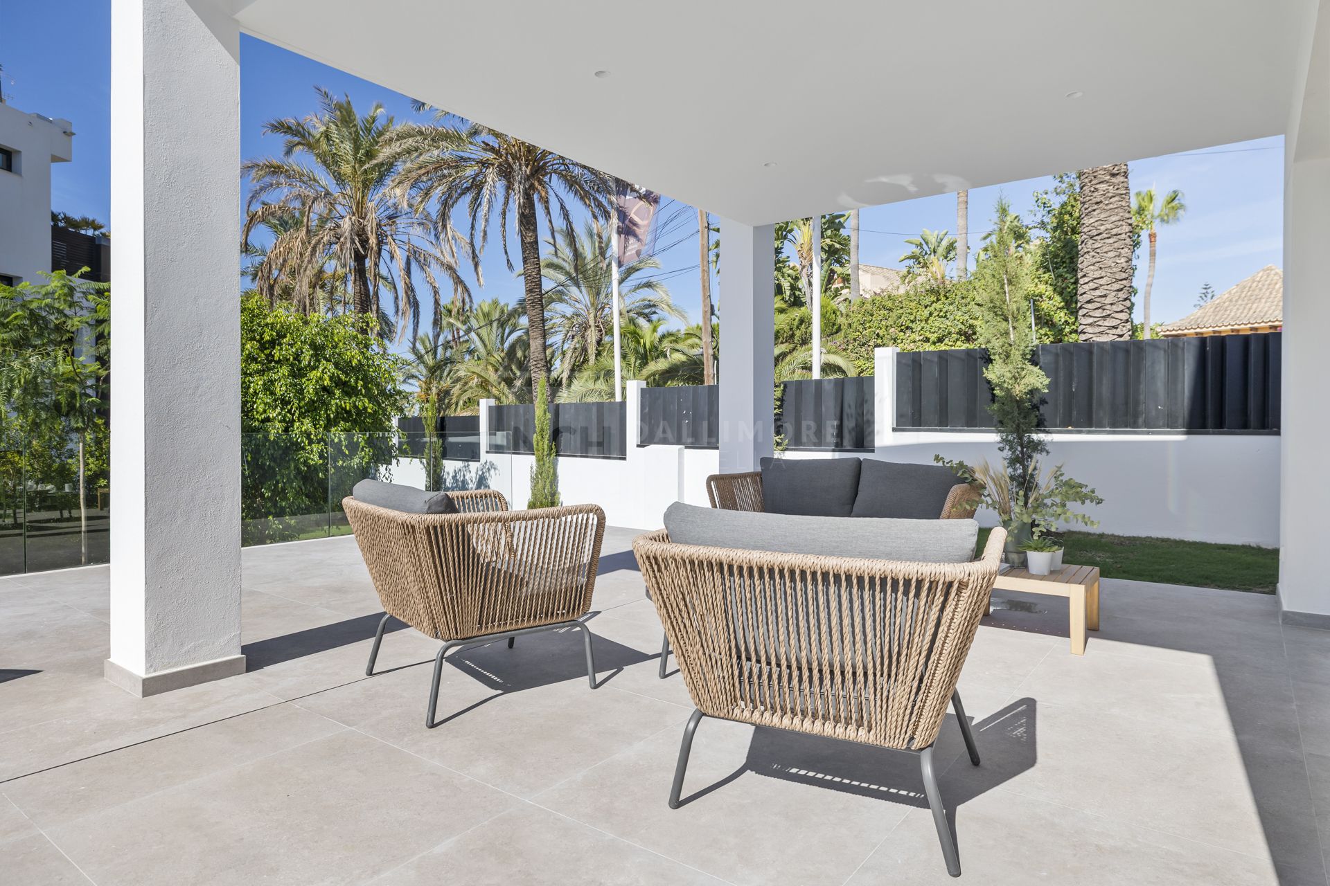 VILLA NUEVA JUNTO A LA PLAYA EN MARBESA