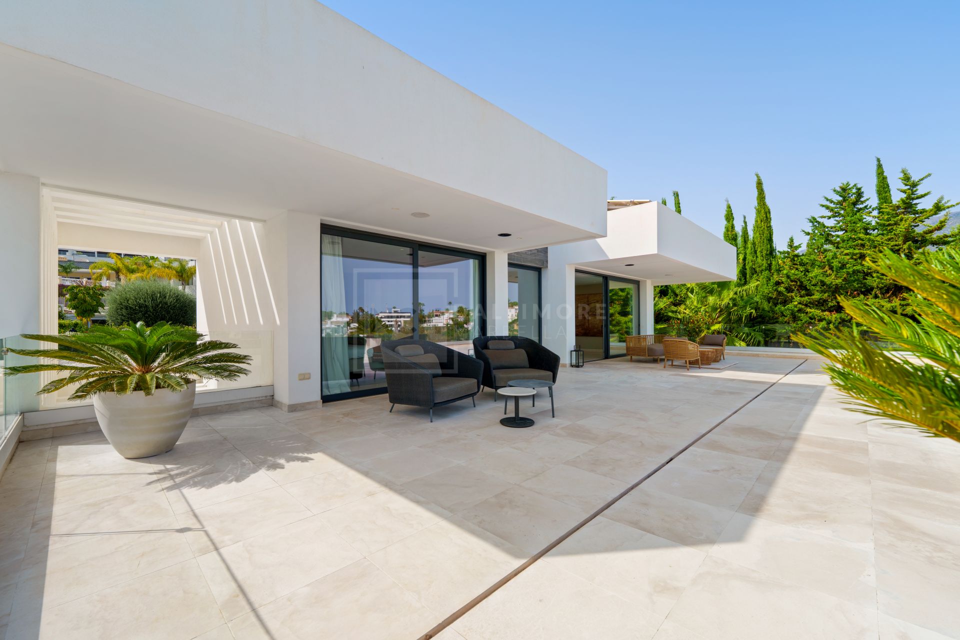 5-BEDROOM FRONT-LINE GOLF VILLA IN NUEVA ANDALUCIA