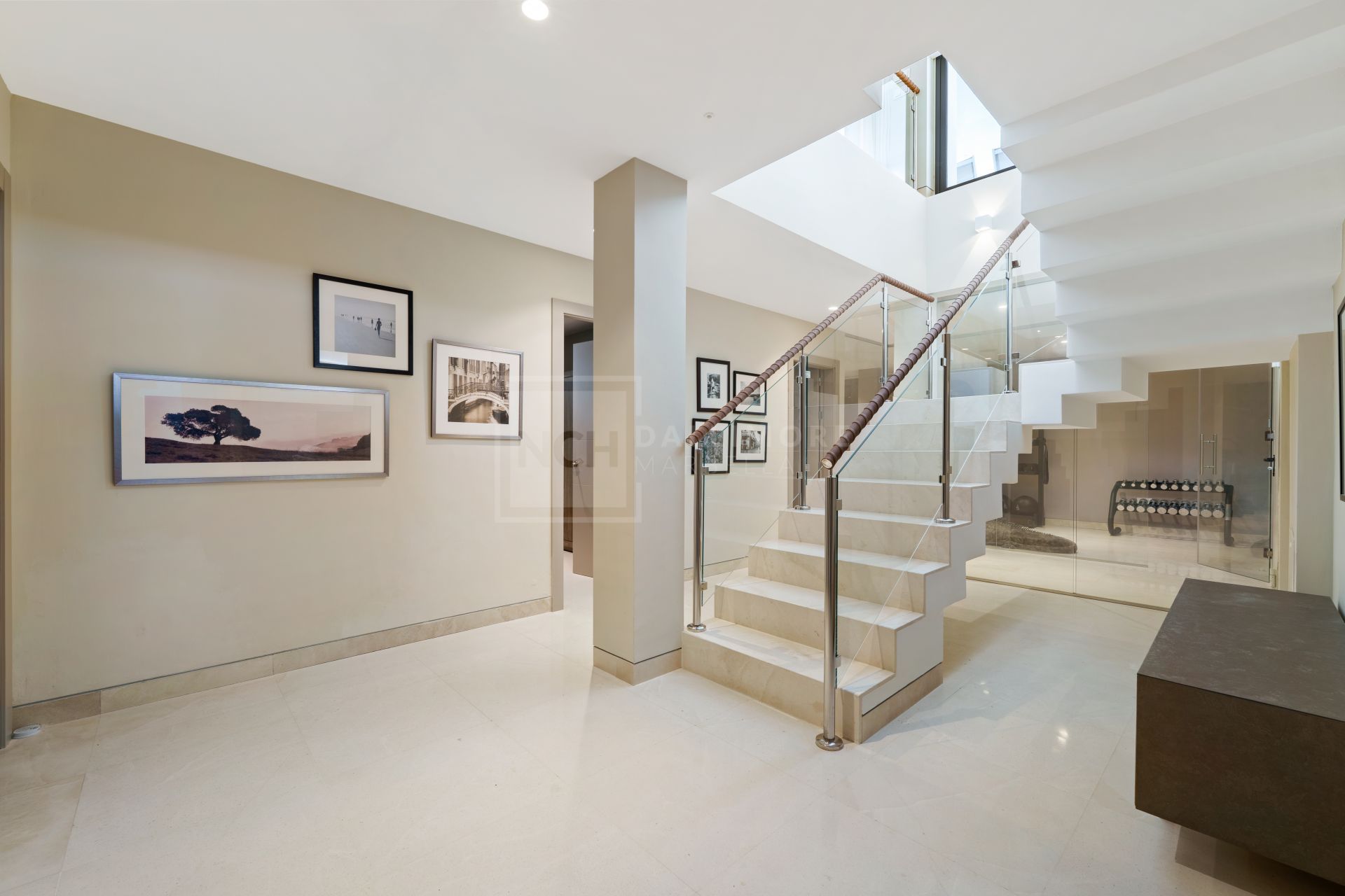 5-BEDROOM FRONT-LINE GOLF VILLA IN NUEVA ANDALUCIA