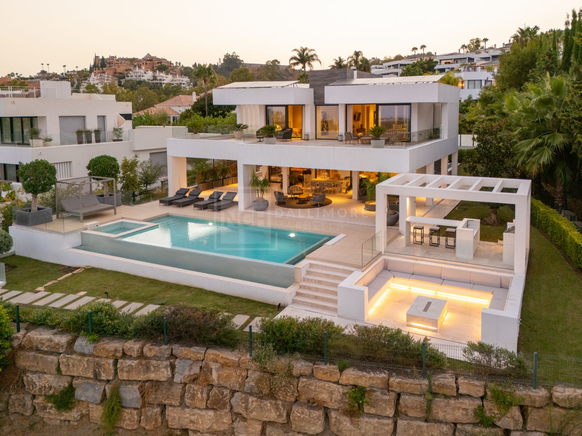 5-BEDROOM FRONT-LINE GOLF VILLA IN NUEVA ANDALUCIA