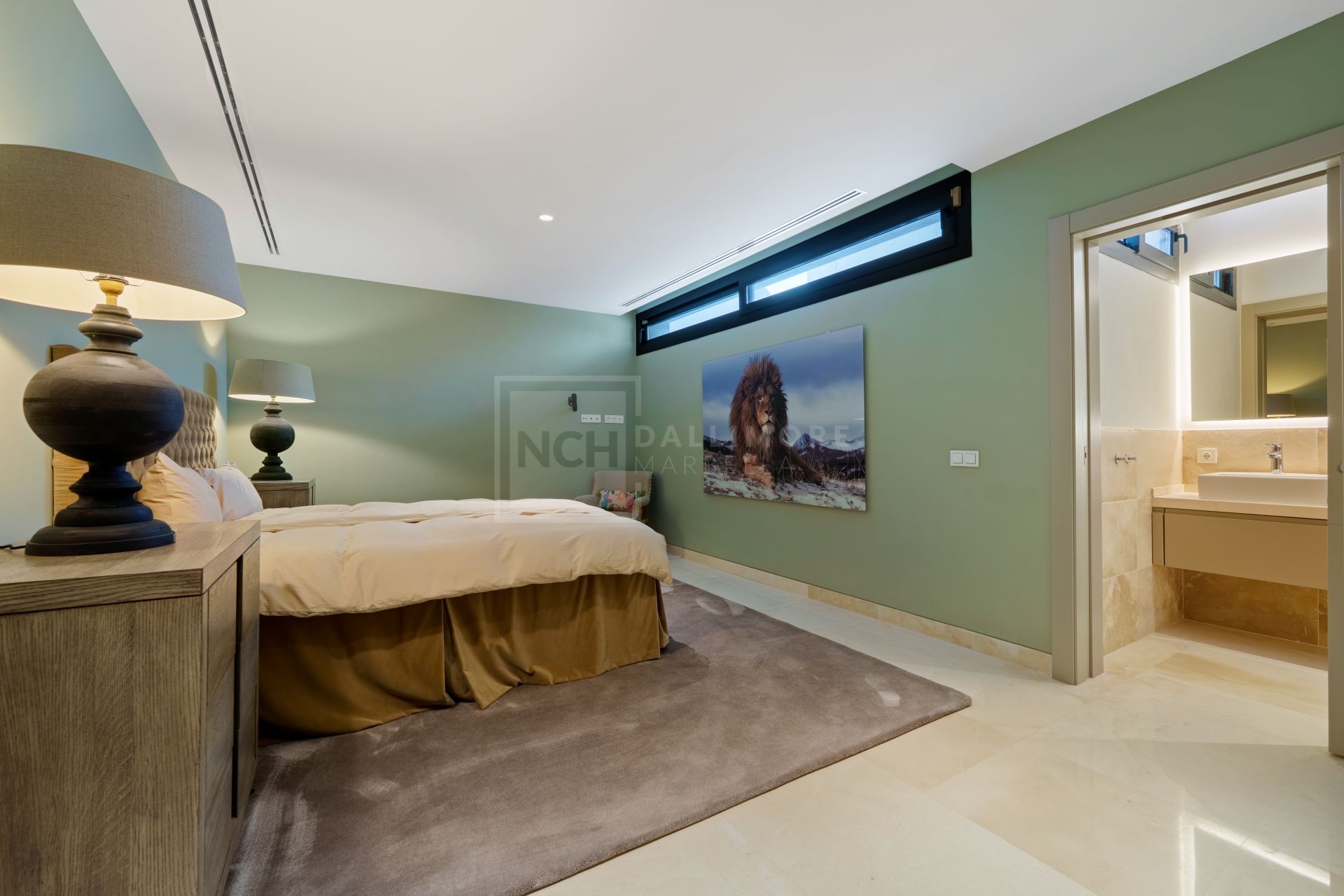 5-BEDROOM FRONT-LINE GOLF VILLA IN NUEVA ANDALUCIA