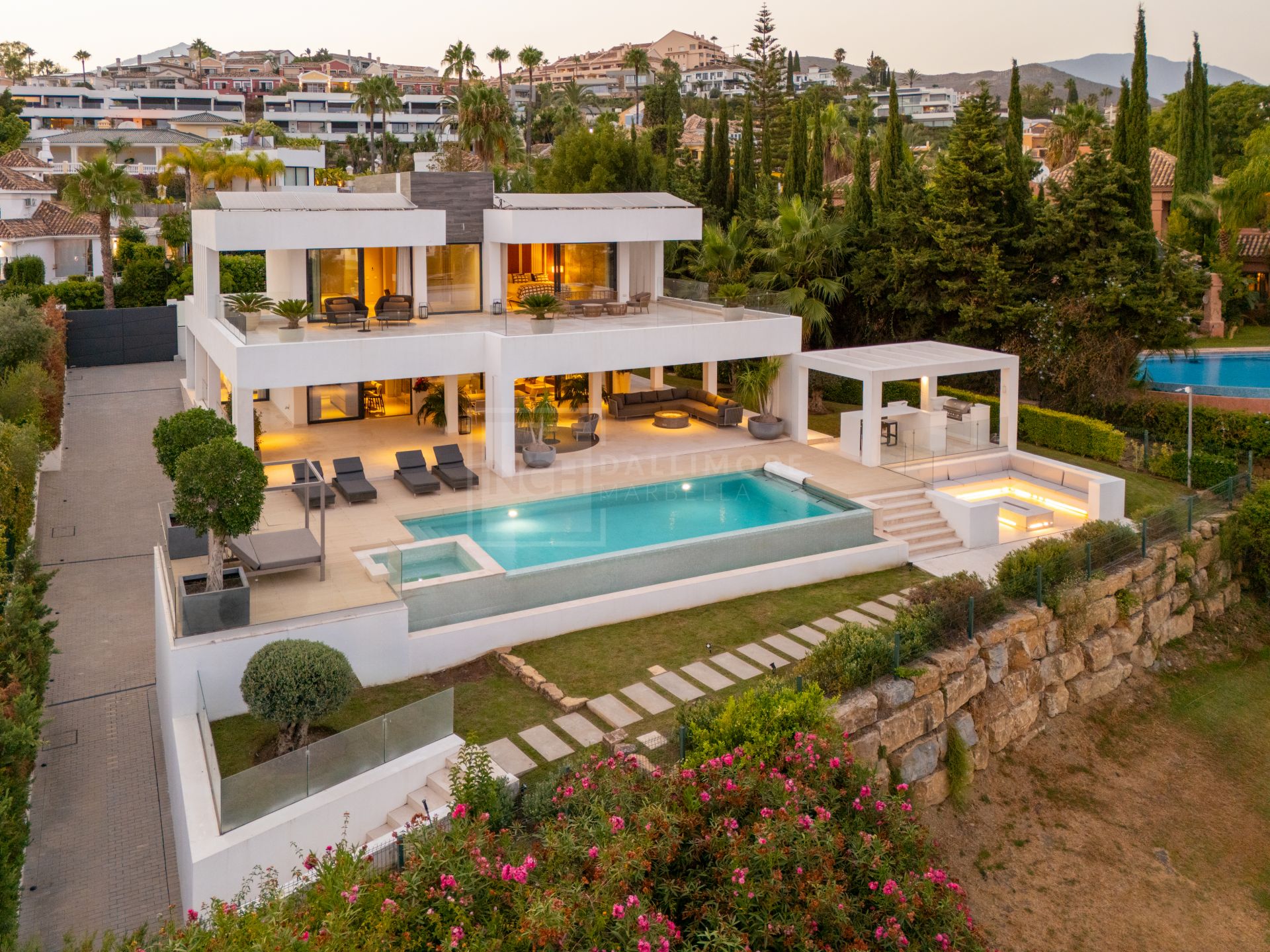 5-BEDROOM FRONT-LINE GOLF VILLA IN NUEVA ANDALUCIA