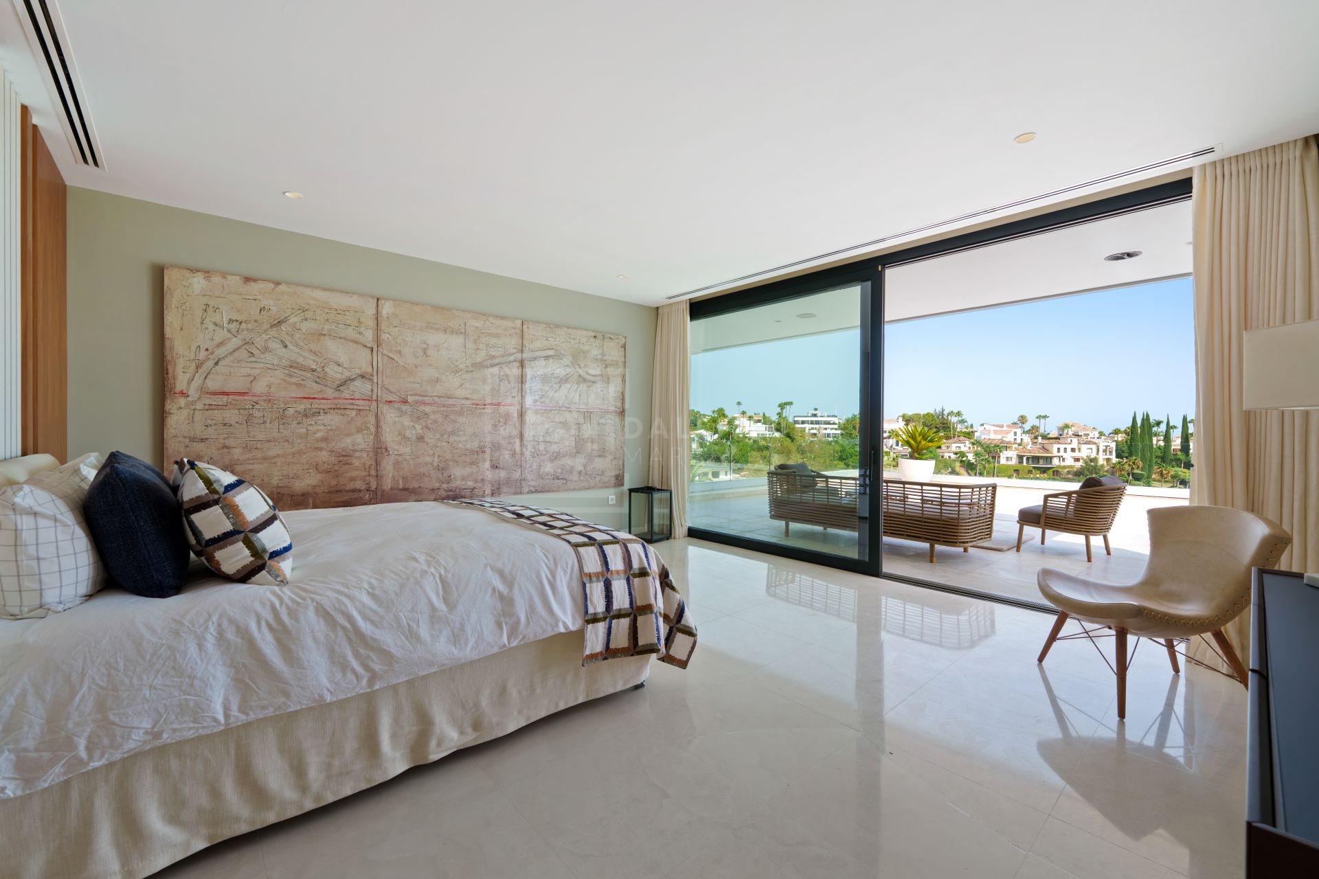 5-BEDROOM FRONT-LINE GOLF VILLA IN NUEVA ANDALUCIA