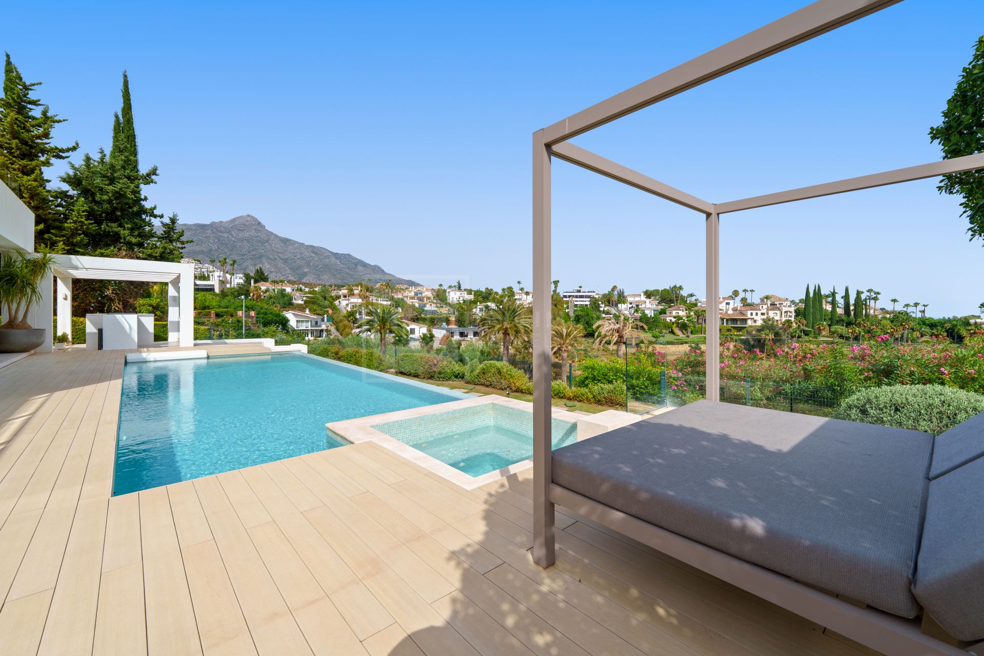 5-BEDROOM FRONT-LINE GOLF VILLA IN NUEVA ANDALUCIA