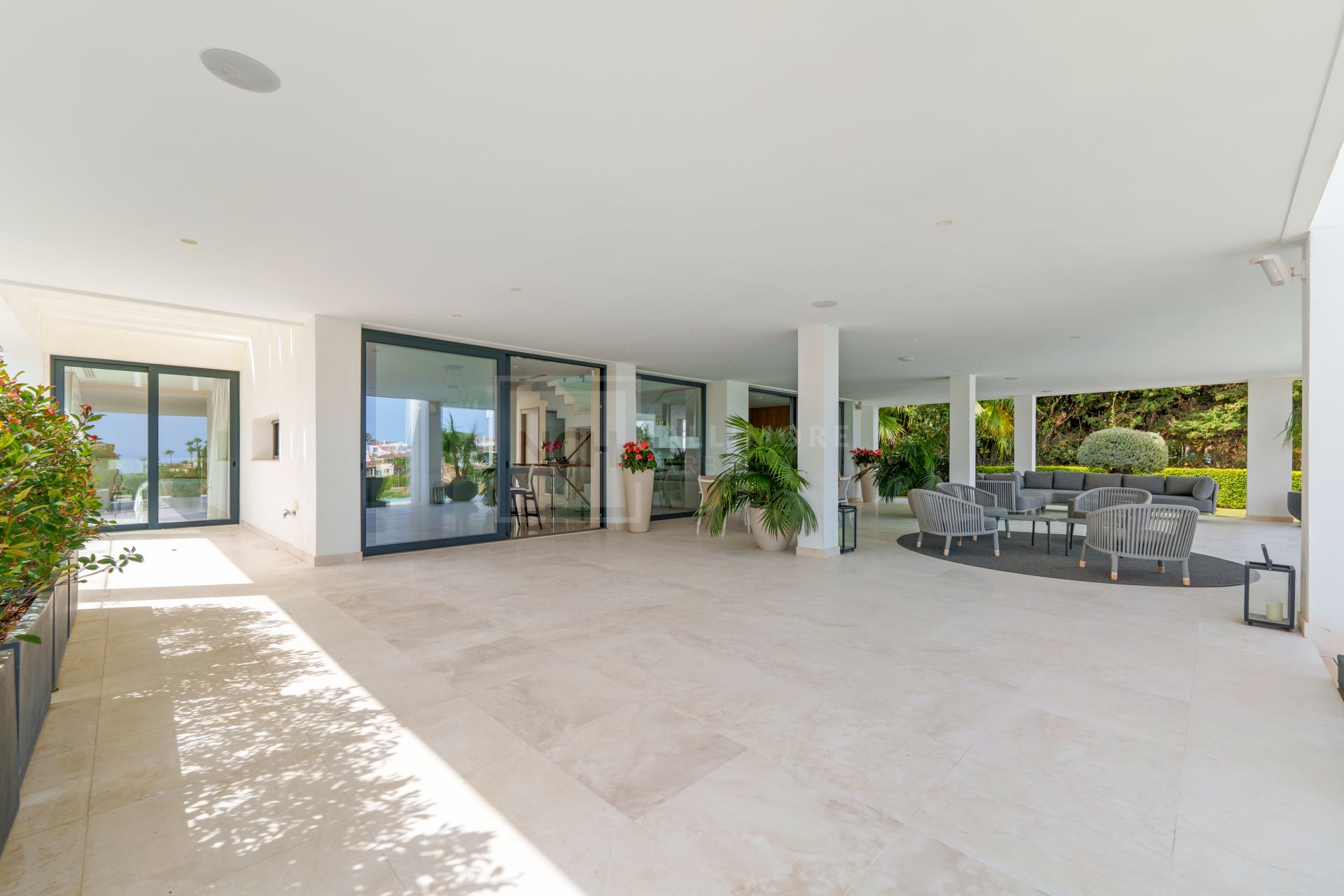5-BEDROOM FRONT-LINE GOLF VILLA IN NUEVA ANDALUCIA
