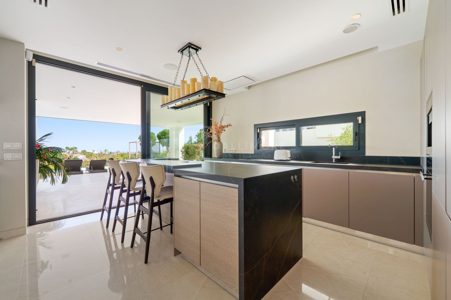 5-BEDROOM FRONT-LINE GOLF VILLA IN NUEVA ANDALUCIA