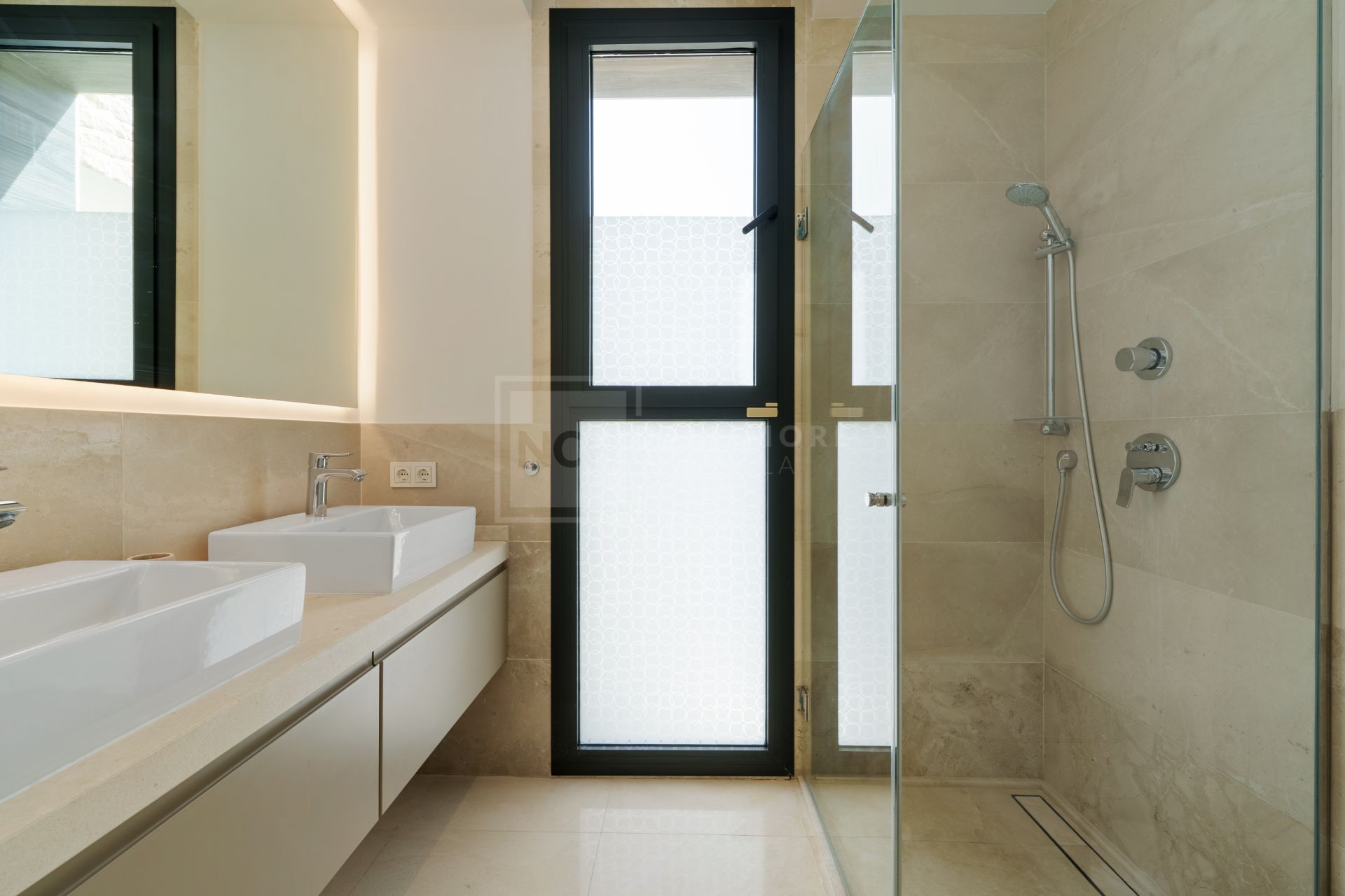 5-BEDROOM FRONT-LINE GOLF VILLA IN NUEVA ANDALUCIA