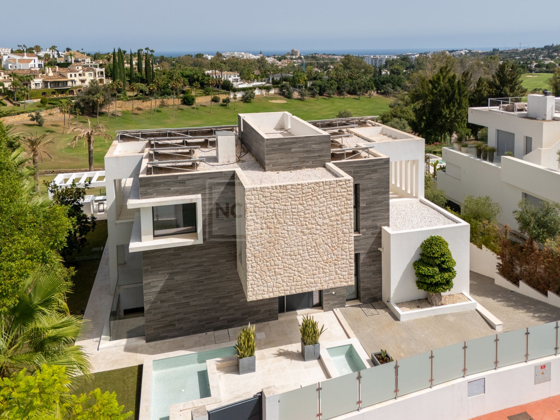 5-BEDROOM FRONT-LINE GOLF VILLA IN NUEVA ANDALUCIA