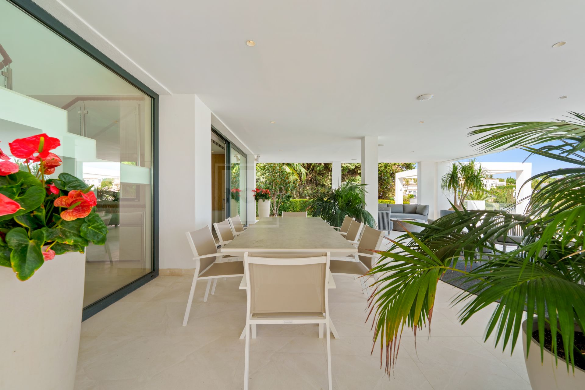 5-BEDROOM FRONT-LINE GOLF VILLA IN NUEVA ANDALUCIA