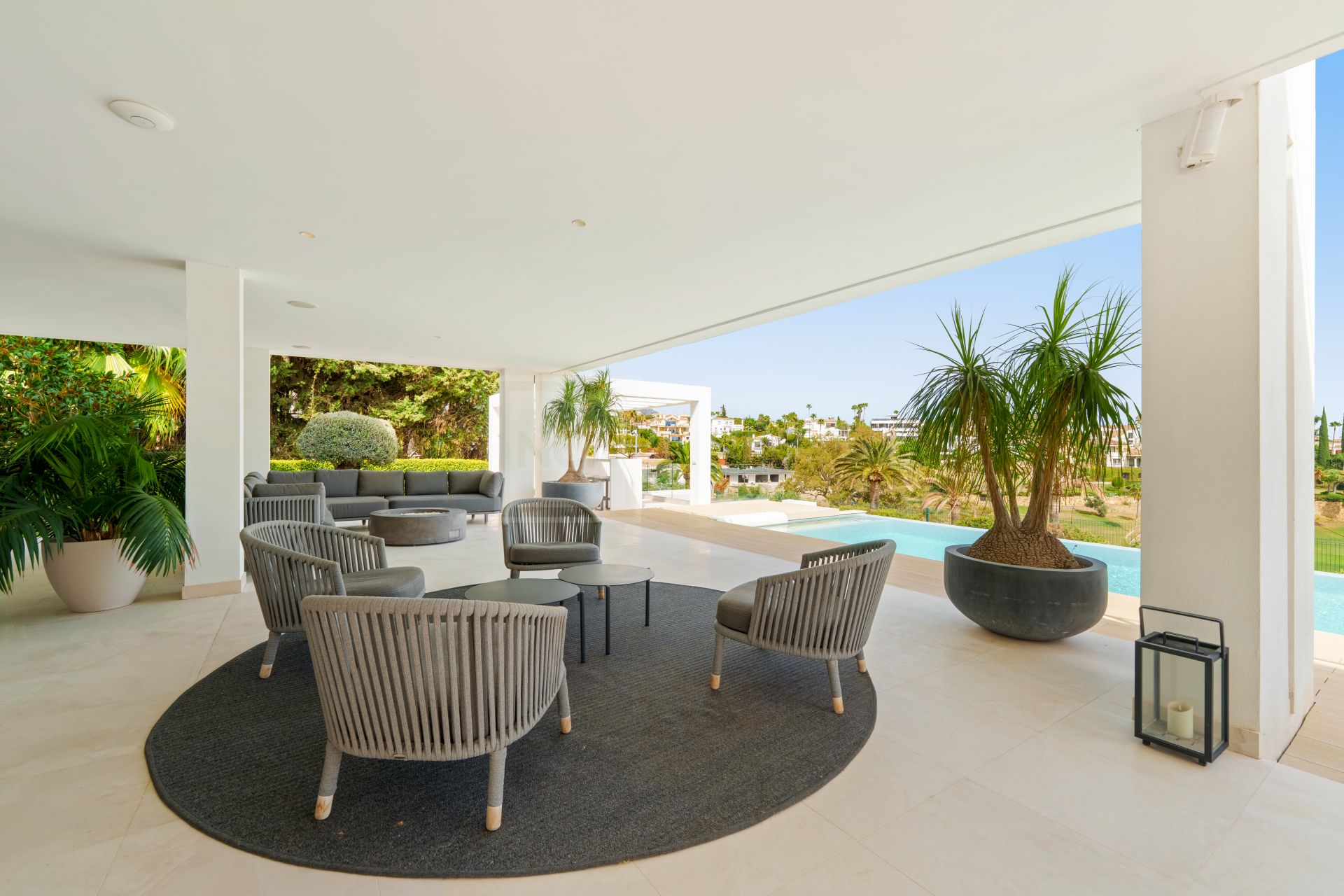 5-BEDROOM FRONT-LINE GOLF VILLA IN NUEVA ANDALUCIA