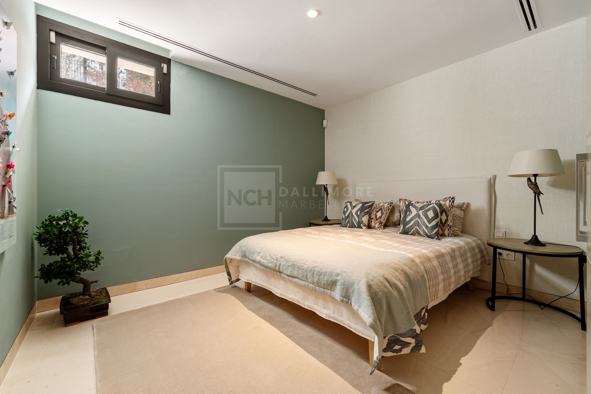 5-BEDROOM FRONT-LINE GOLF VILLA IN NUEVA ANDALUCIA