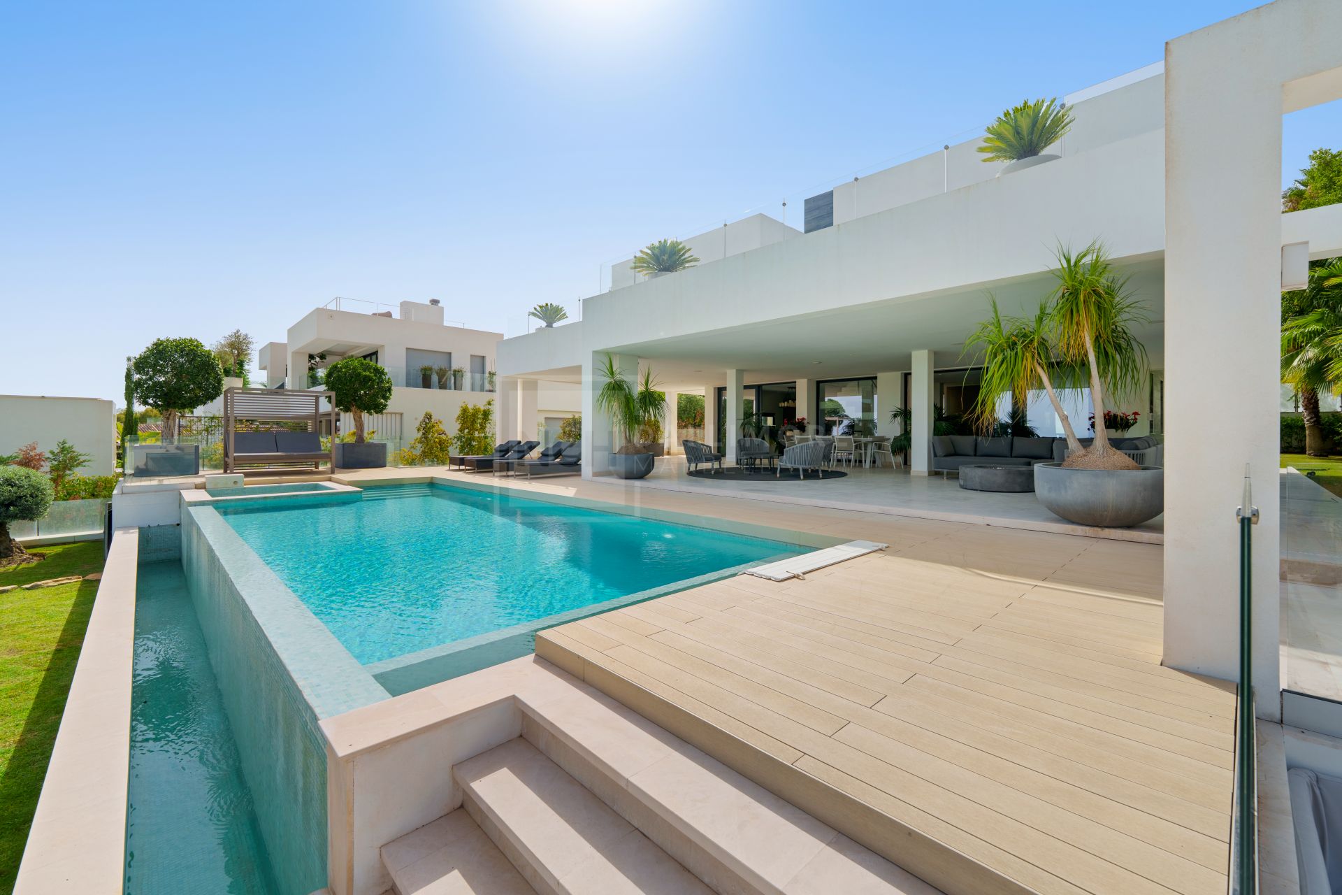 5-BEDROOM FRONT-LINE GOLF VILLA IN NUEVA ANDALUCIA