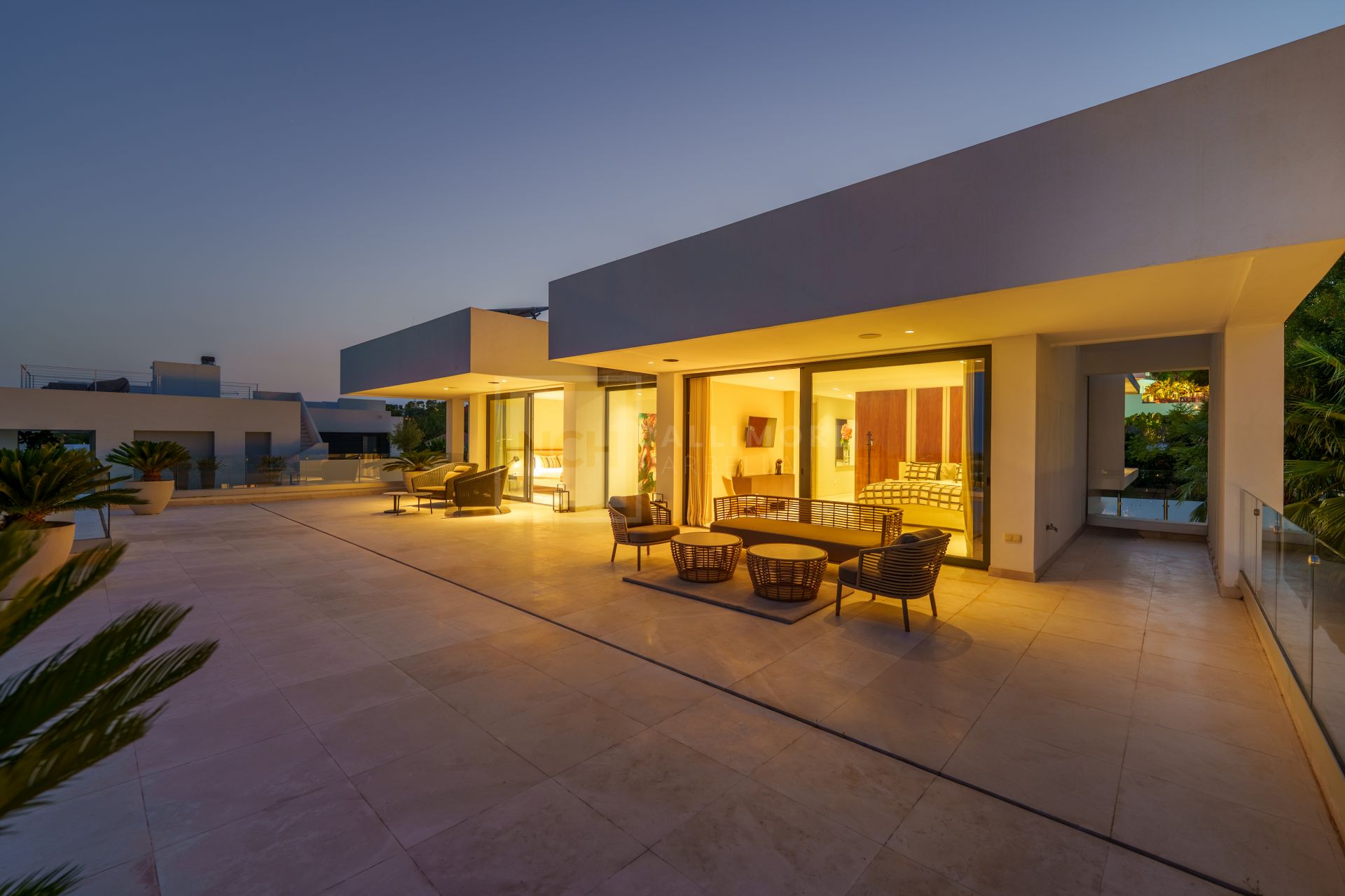 5-BEDROOM FRONT-LINE GOLF VILLA IN NUEVA ANDALUCIA
