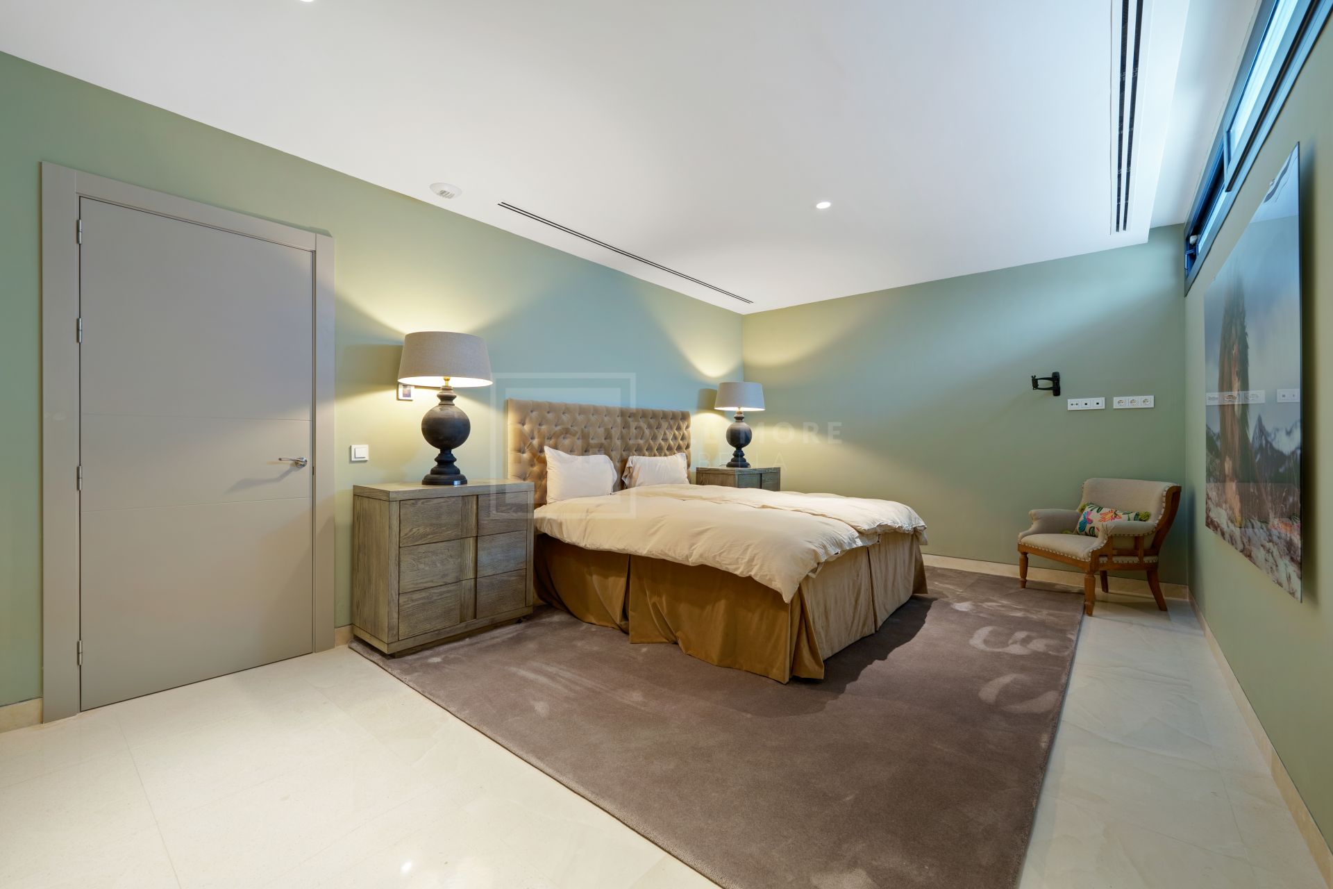 5-BEDROOM FRONT-LINE GOLF VILLA IN NUEVA ANDALUCIA
