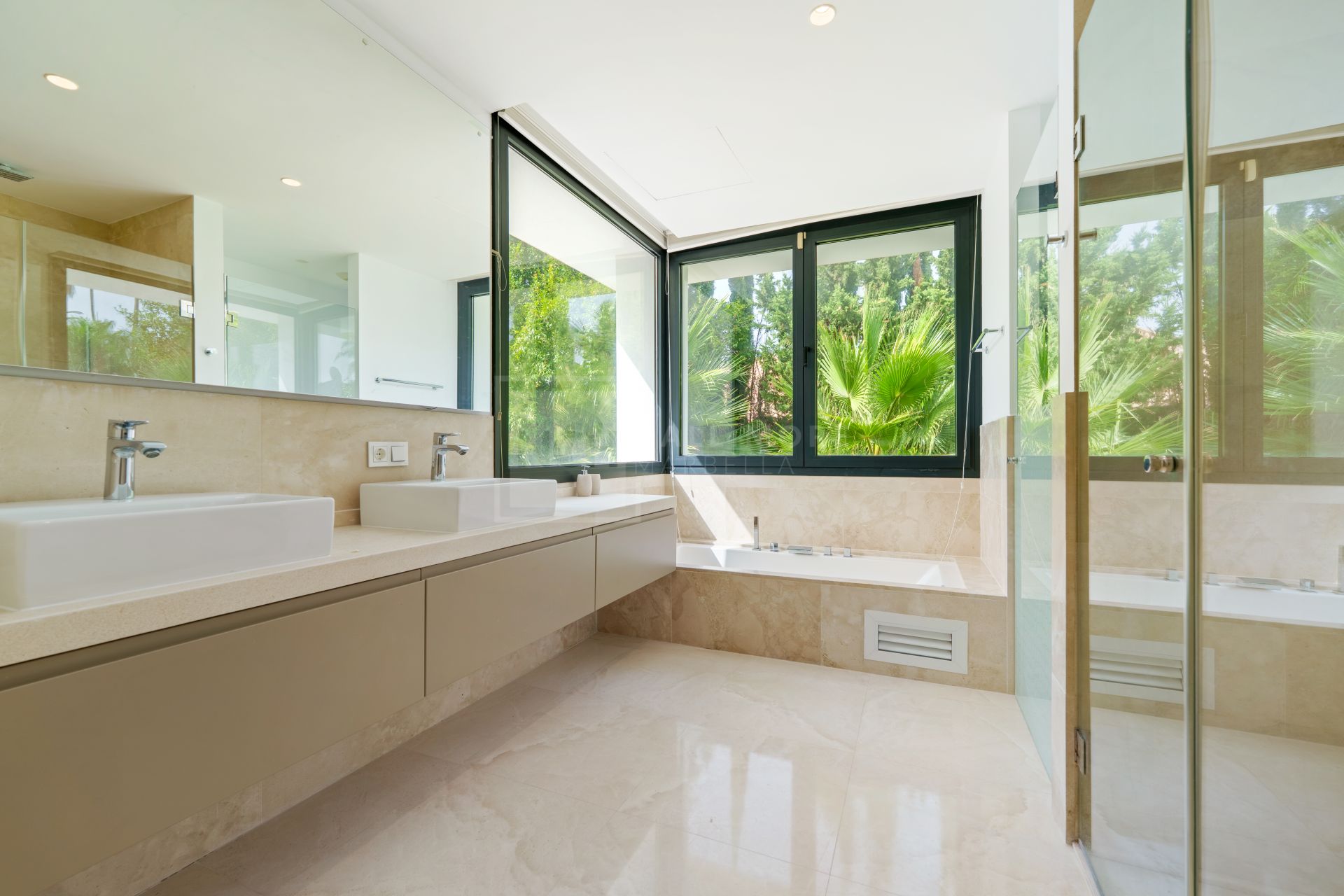 5-BEDROOM FRONT-LINE GOLF VILLA IN NUEVA ANDALUCIA