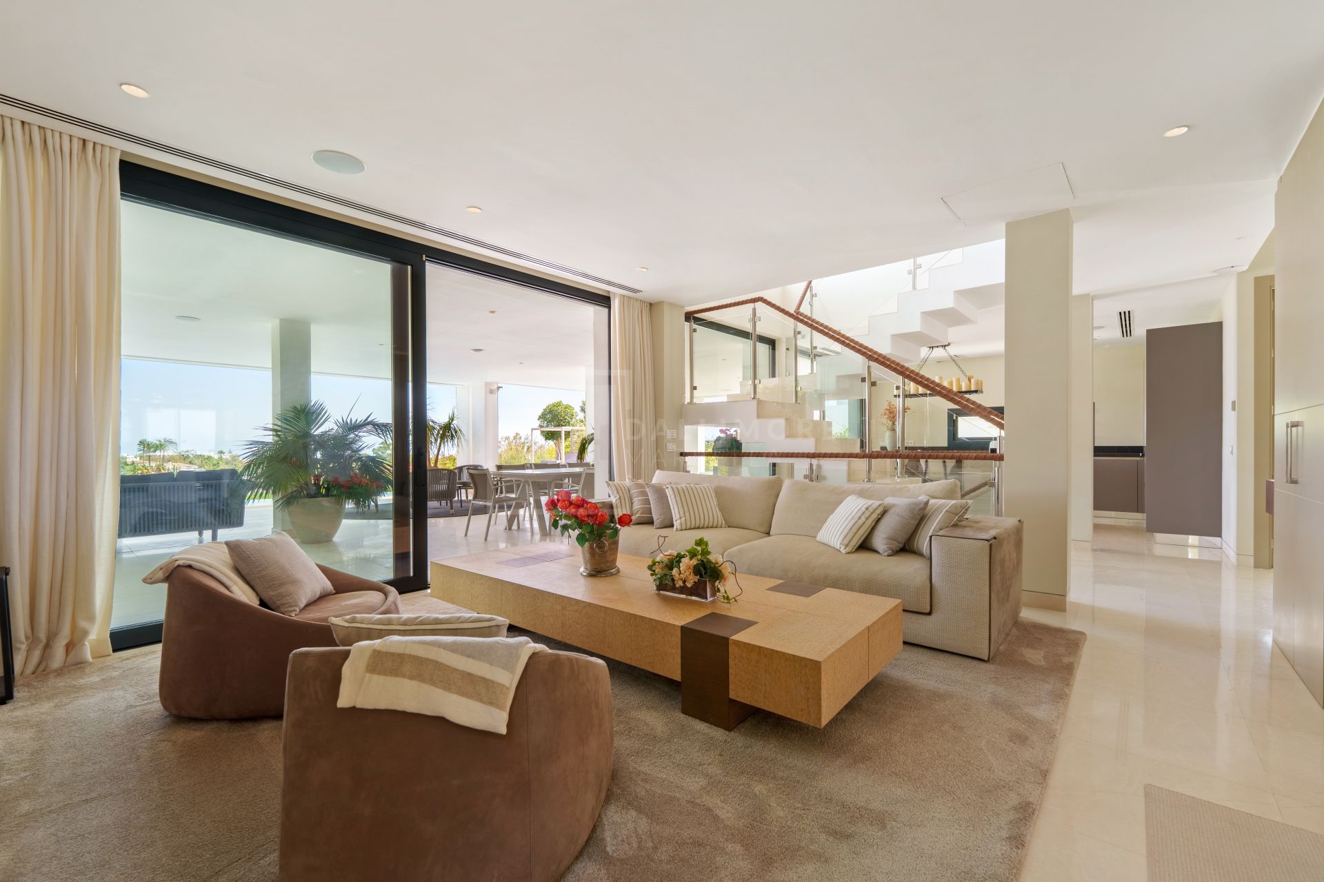 5-BEDROOM FRONT-LINE GOLF VILLA IN NUEVA ANDALUCIA