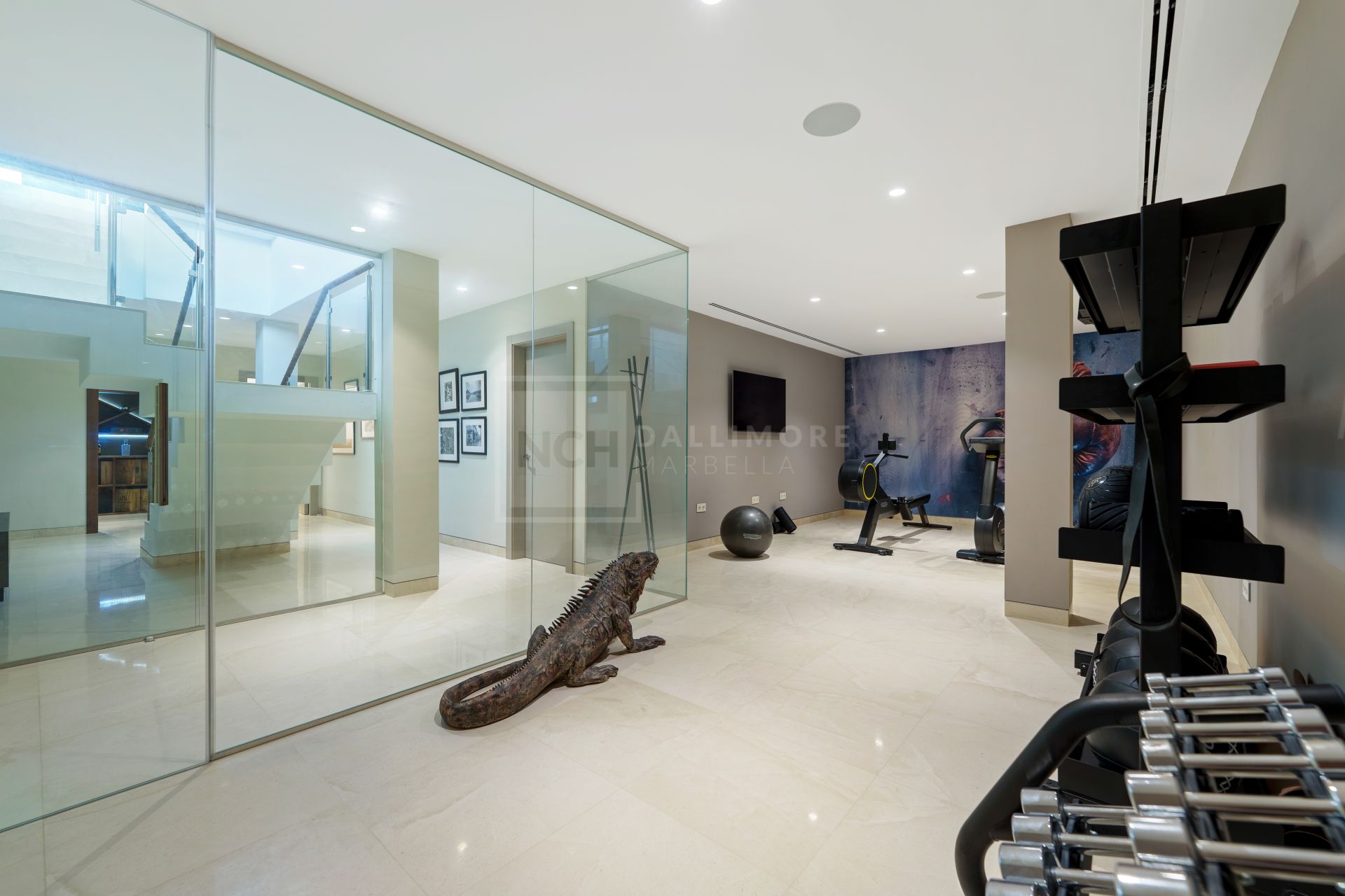 5-BEDROOM FRONT-LINE GOLF VILLA IN NUEVA ANDALUCIA