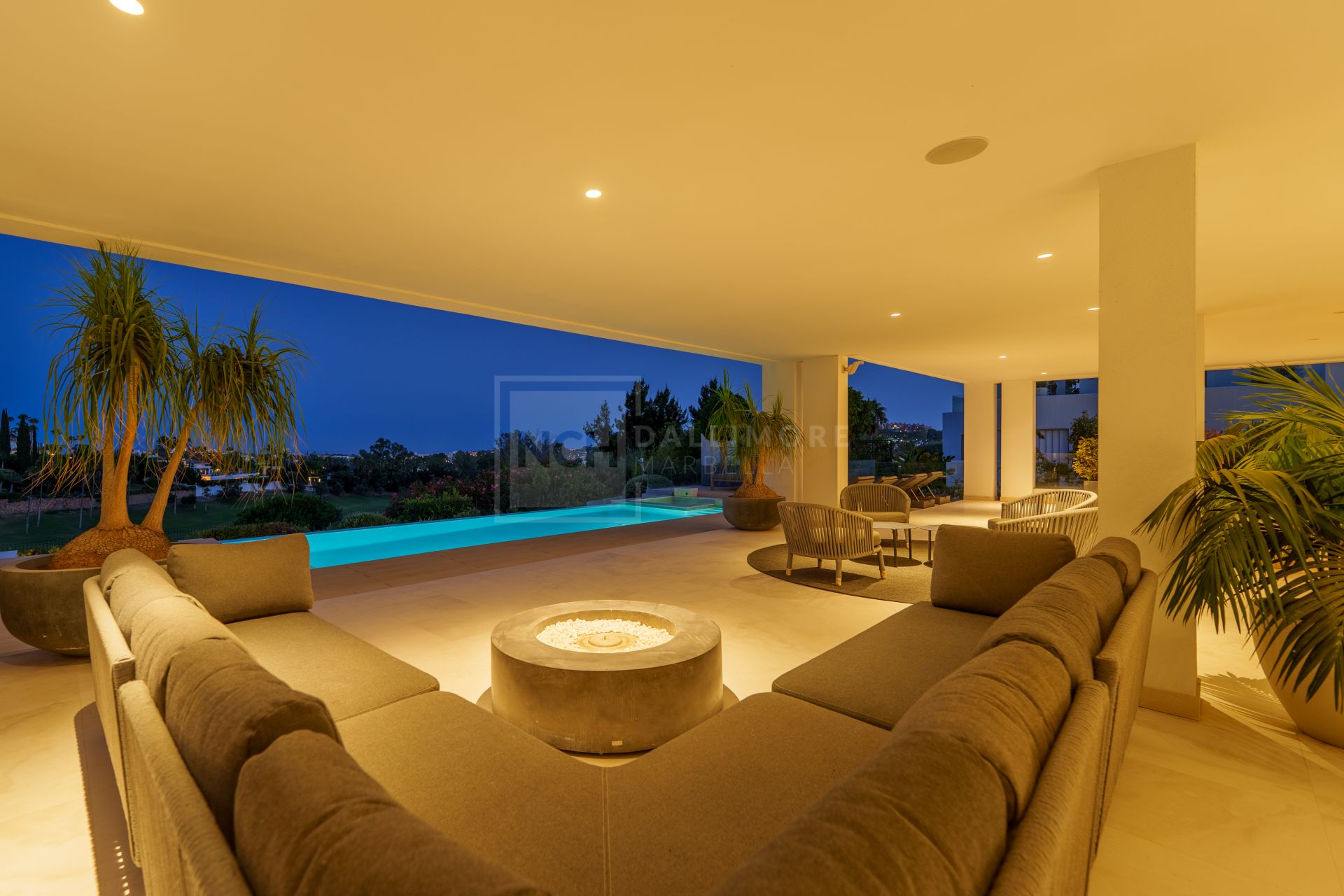5-BEDROOM FRONT-LINE GOLF VILLA IN NUEVA ANDALUCIA