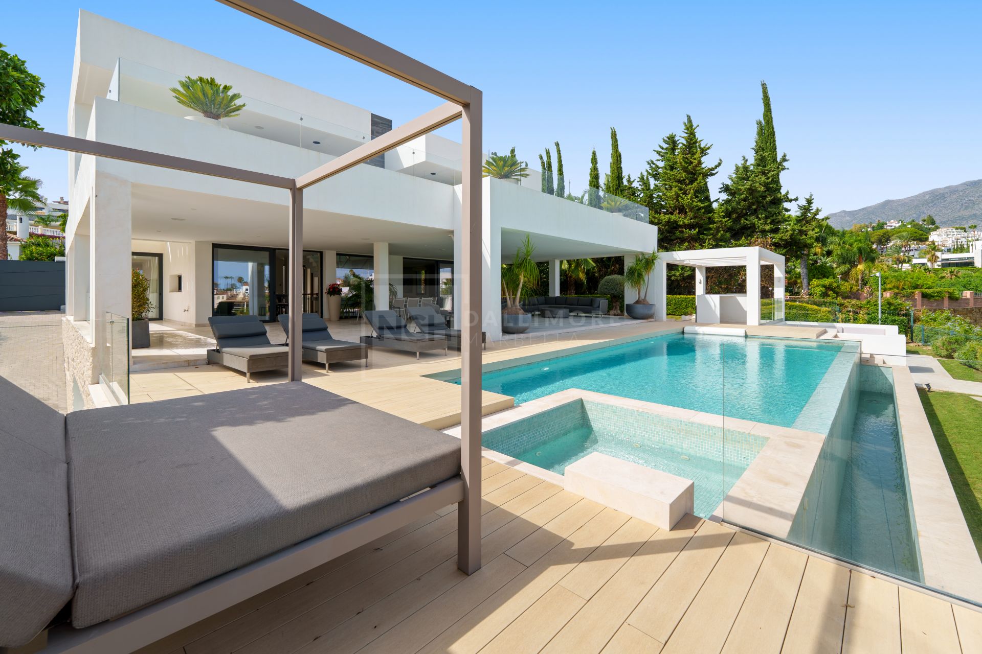 5-BEDROOM FRONT-LINE GOLF VILLA IN NUEVA ANDALUCIA