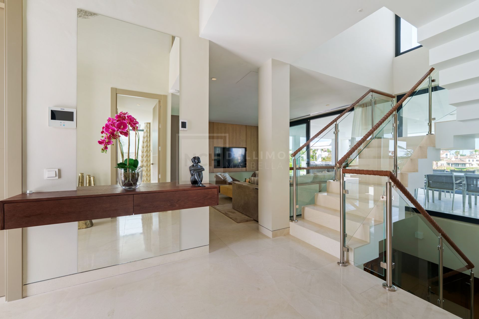 5-BEDROOM FRONT-LINE GOLF VILLA IN NUEVA ANDALUCIA