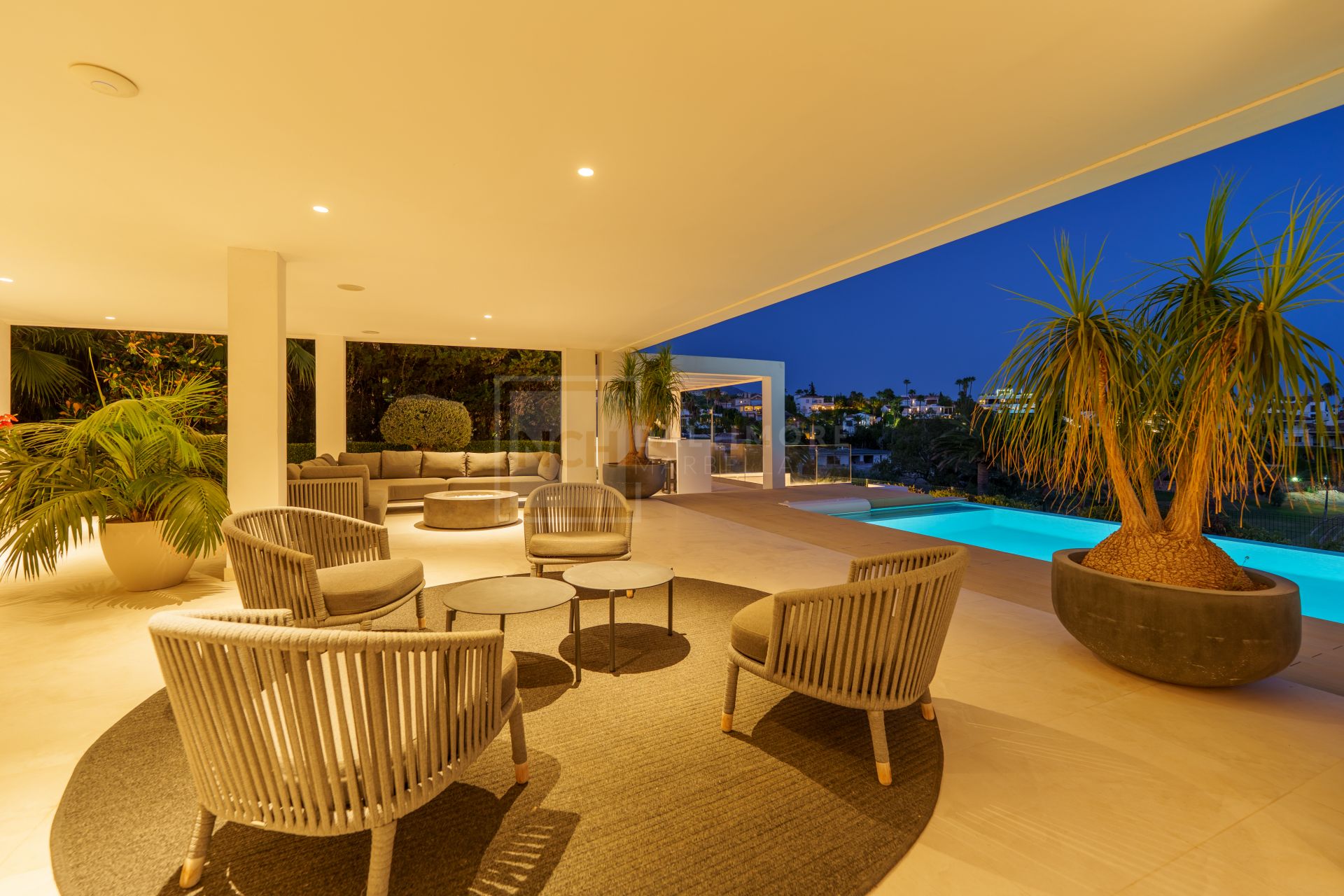 5-BEDROOM FRONT-LINE GOLF VILLA IN NUEVA ANDALUCIA