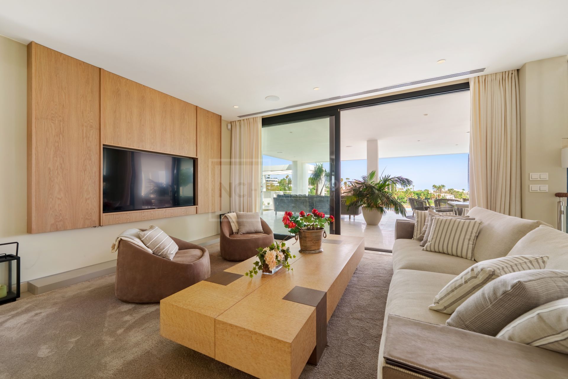 5-BEDROOM FRONT-LINE GOLF VILLA IN NUEVA ANDALUCIA