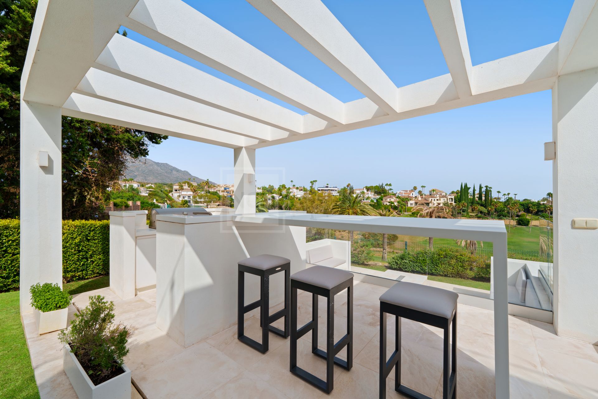 5-BEDROOM FRONT-LINE GOLF VILLA IN NUEVA ANDALUCIA