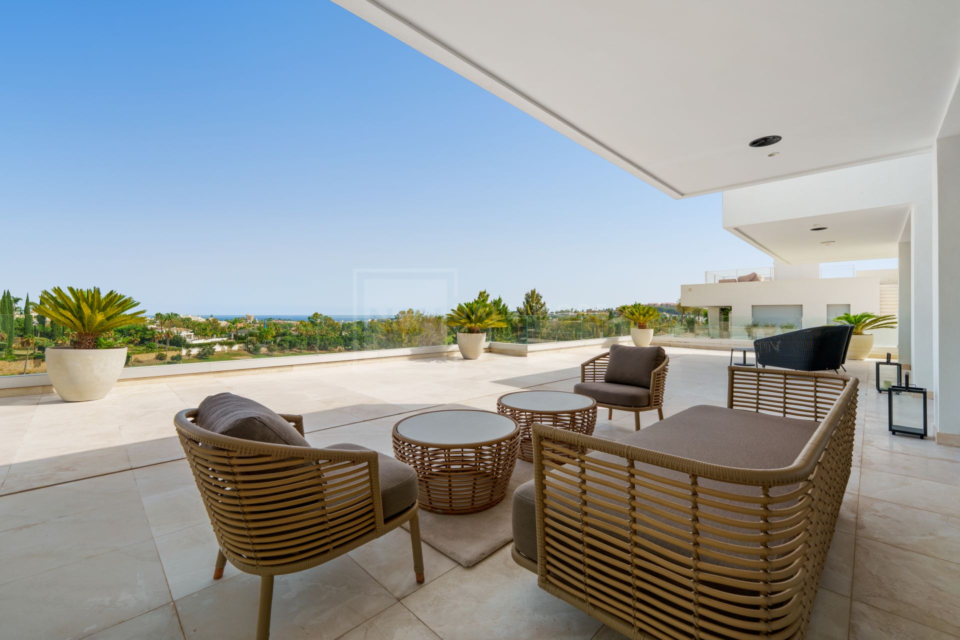 5-BEDROOM FRONT-LINE GOLF VILLA IN NUEVA ANDALUCIA