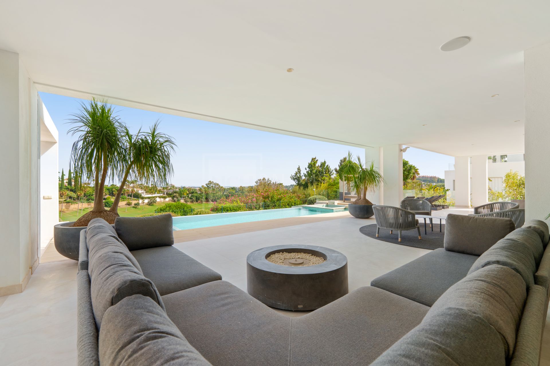 5-BEDROOM FRONT-LINE GOLF VILLA IN NUEVA ANDALUCIA