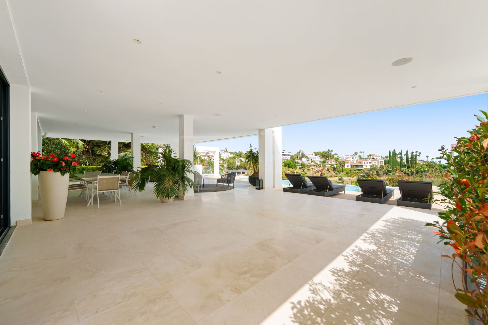5-BEDROOM FRONT-LINE GOLF VILLA IN NUEVA ANDALUCIA
