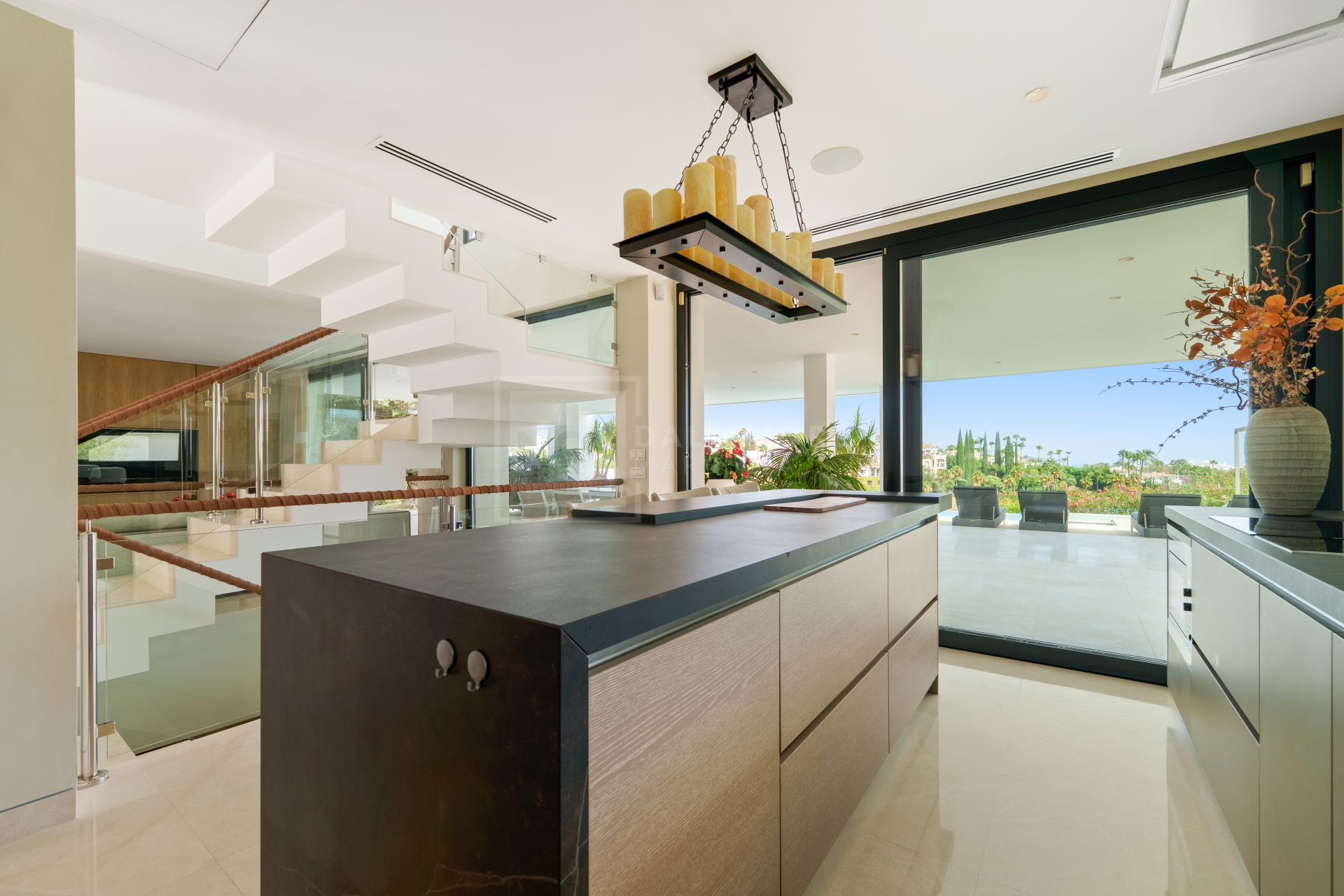 5-BEDROOM FRONT-LINE GOLF VILLA IN NUEVA ANDALUCIA