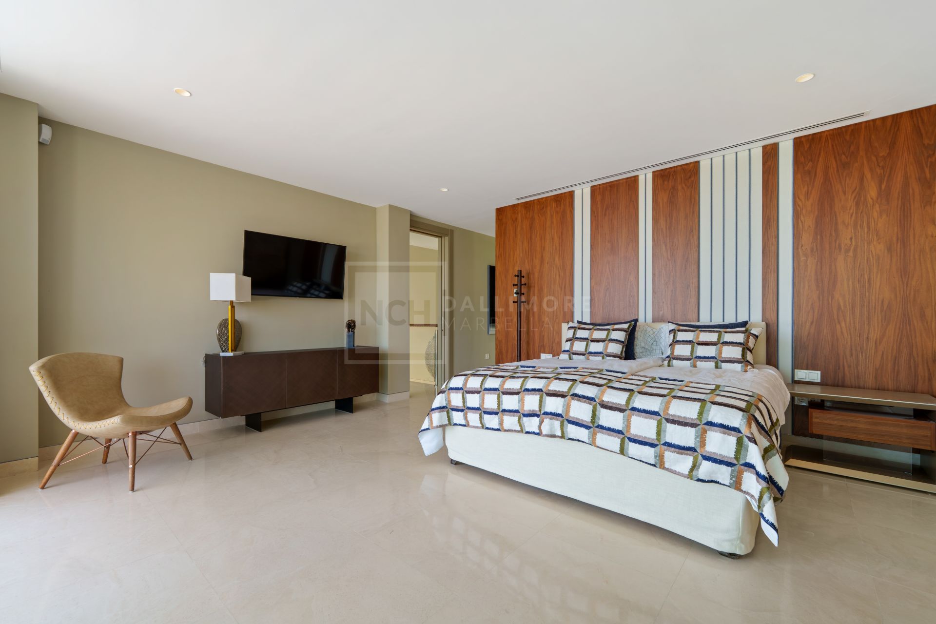 5-BEDROOM FRONT-LINE GOLF VILLA IN NUEVA ANDALUCIA