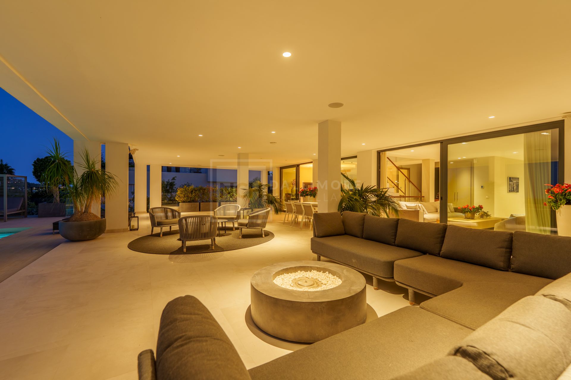 5-BEDROOM FRONT-LINE GOLF VILLA IN NUEVA ANDALUCIA