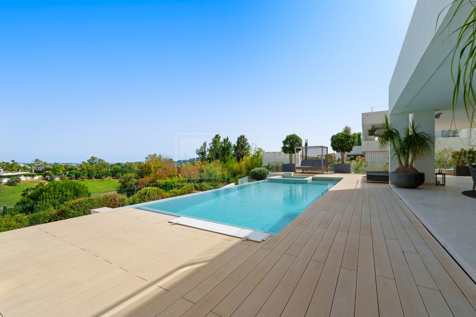 5-BEDROOM FRONT-LINE GOLF VILLA IN NUEVA ANDALUCIA