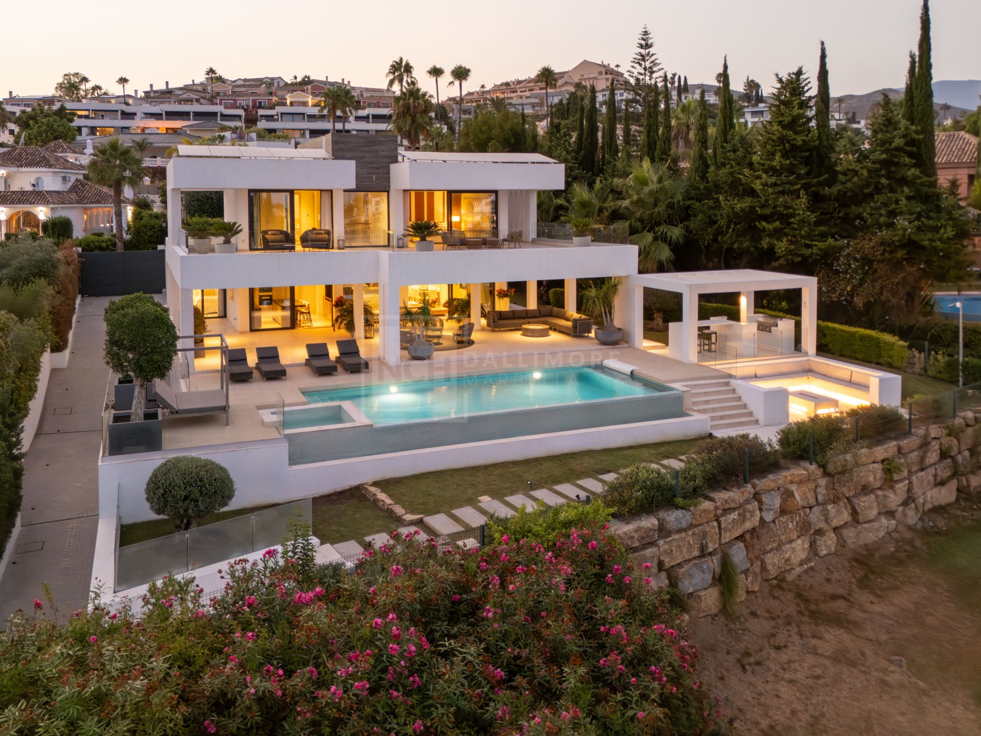 5-BEDROOM FRONT-LINE GOLF VILLA IN NUEVA ANDALUCIA