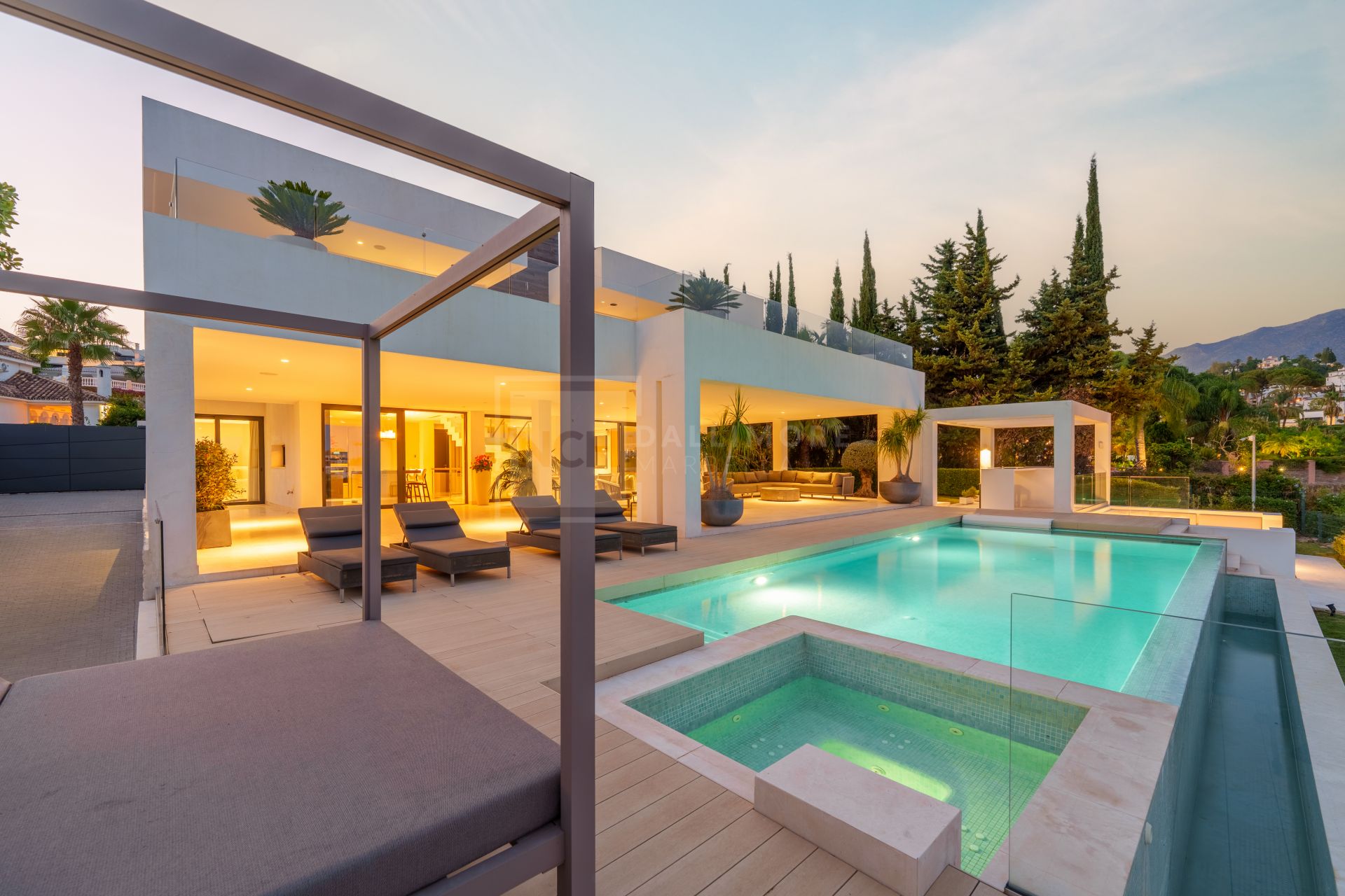 5-BEDROOM FRONT-LINE GOLF VILLA IN NUEVA ANDALUCIA