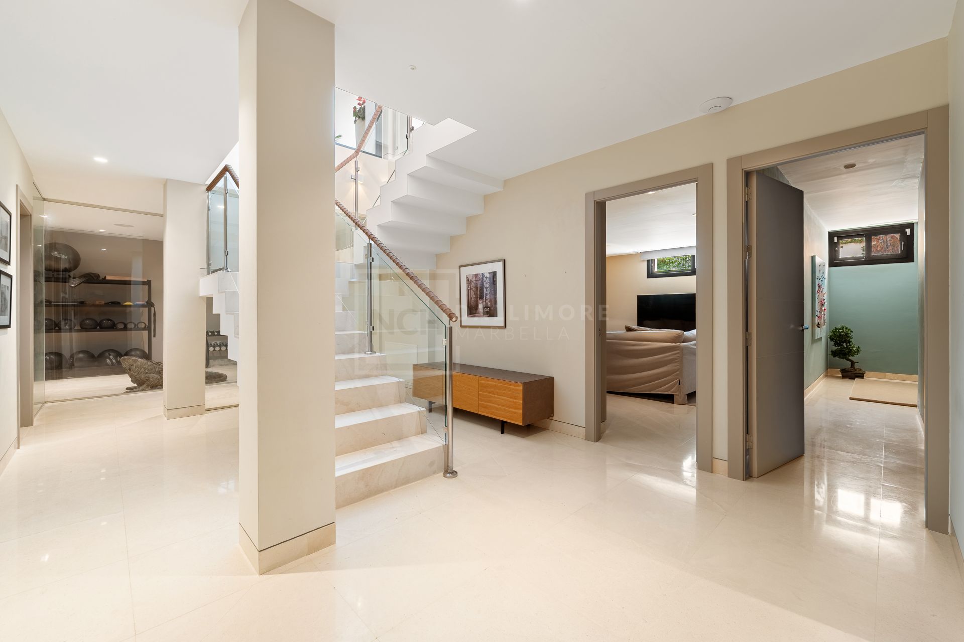 5-BEDROOM FRONT-LINE GOLF VILLA IN NUEVA ANDALUCIA