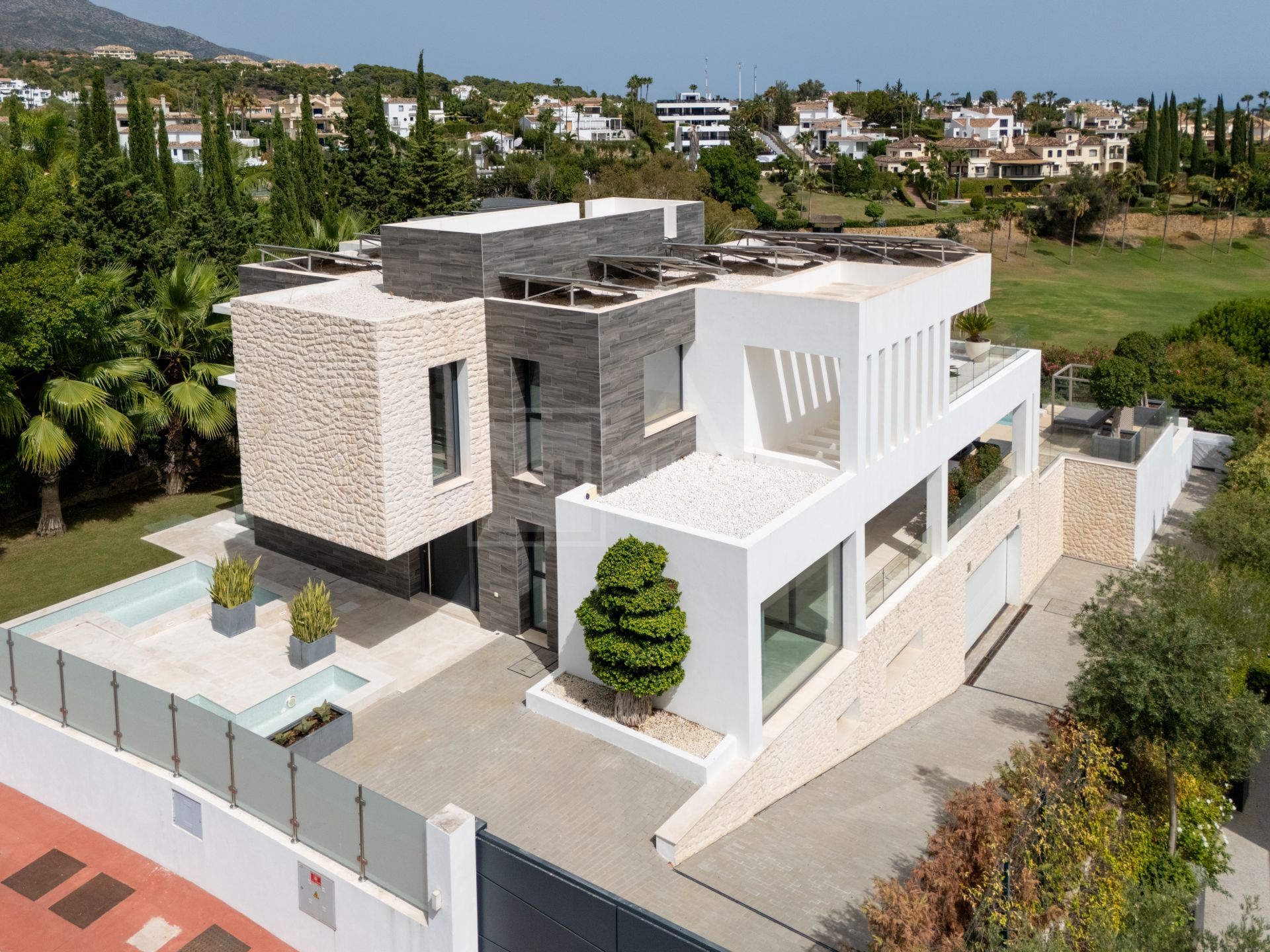 5-BEDROOM FRONT-LINE GOLF VILLA IN NUEVA ANDALUCIA