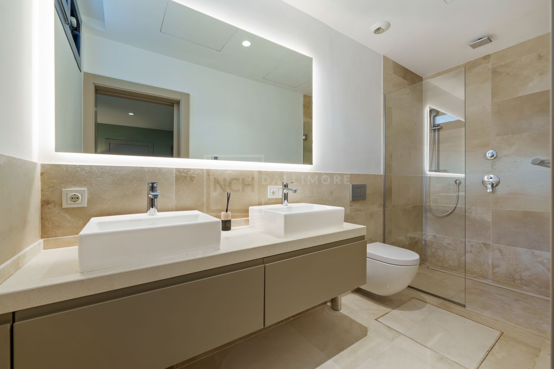 5-BEDROOM FRONT-LINE GOLF VILLA IN NUEVA ANDALUCIA
