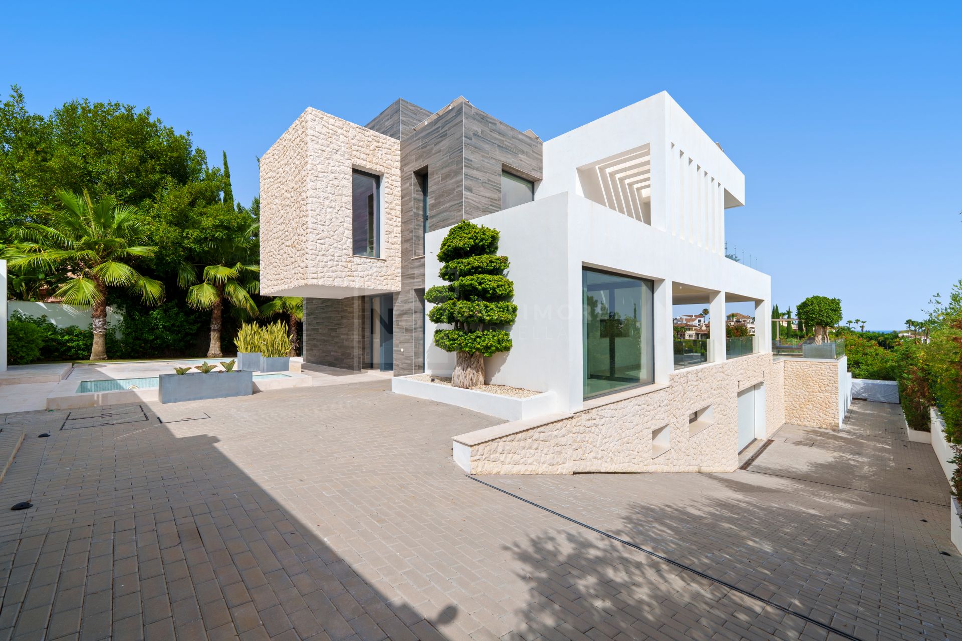 5-BEDROOM FRONT-LINE GOLF VILLA IN NUEVA ANDALUCIA