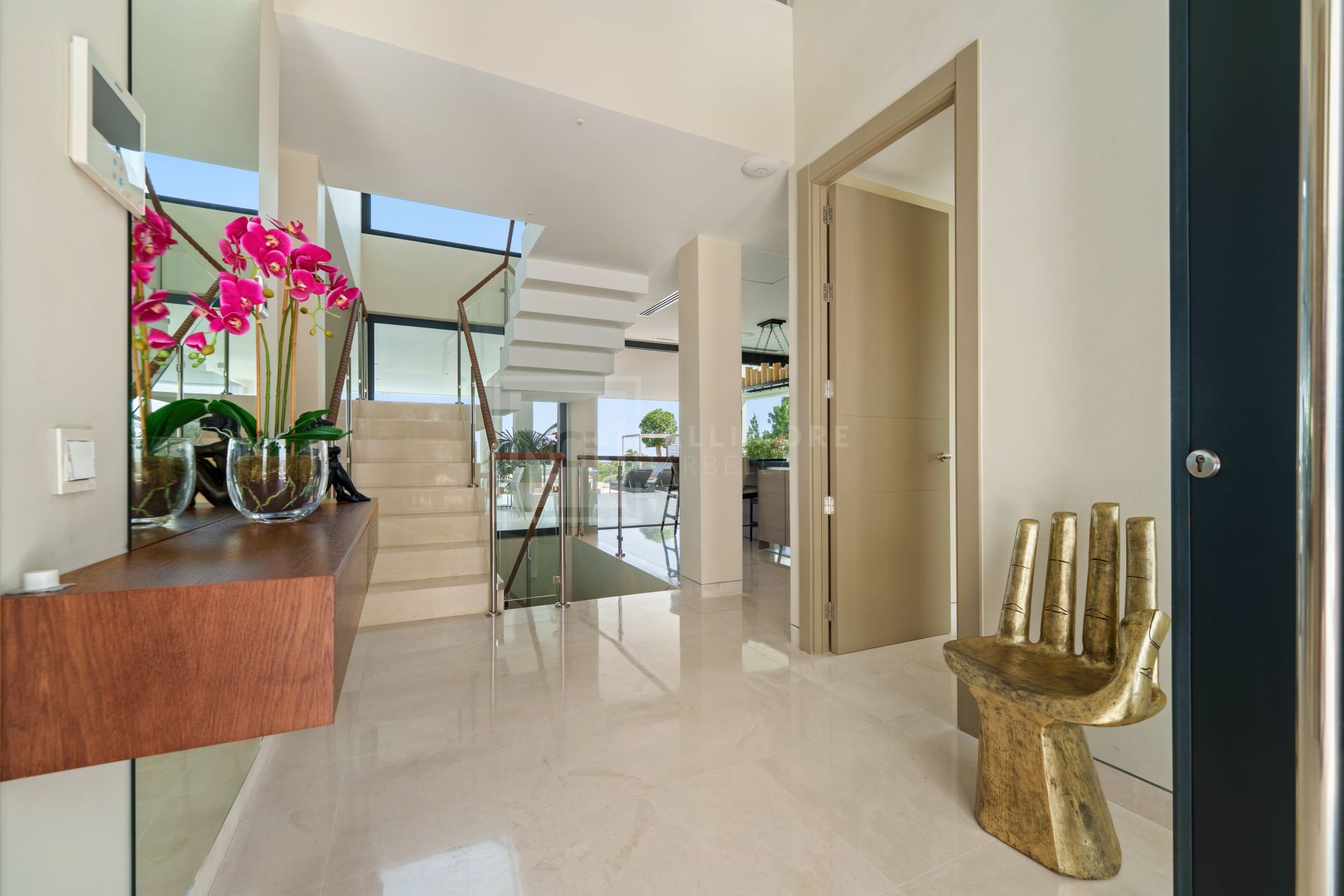 5-BEDROOM FRONT-LINE GOLF VILLA IN NUEVA ANDALUCIA